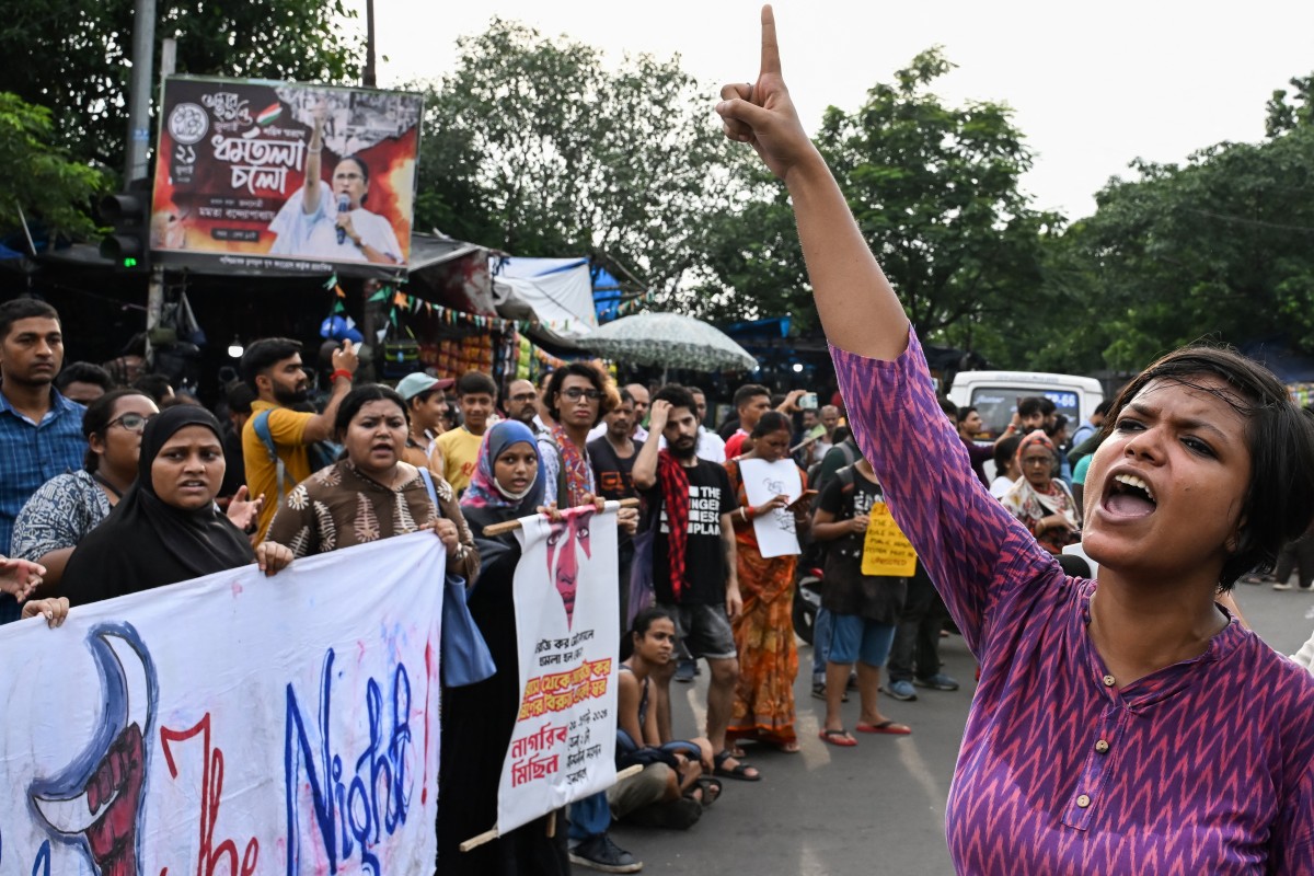 Activists shout slogans and display banner during a protest rally to condemn the rape and murder of a doctor in India's West Bengal state, in Kolkata on August 25, 2024. - Doctors at a top Indian government hospital ended August 22 an 11-day strike in protest against the rape and murder of a doctor, but furious demonstrations continued in Kolkata. (Photo by DIBYANGSHU SARKAR / AFP)