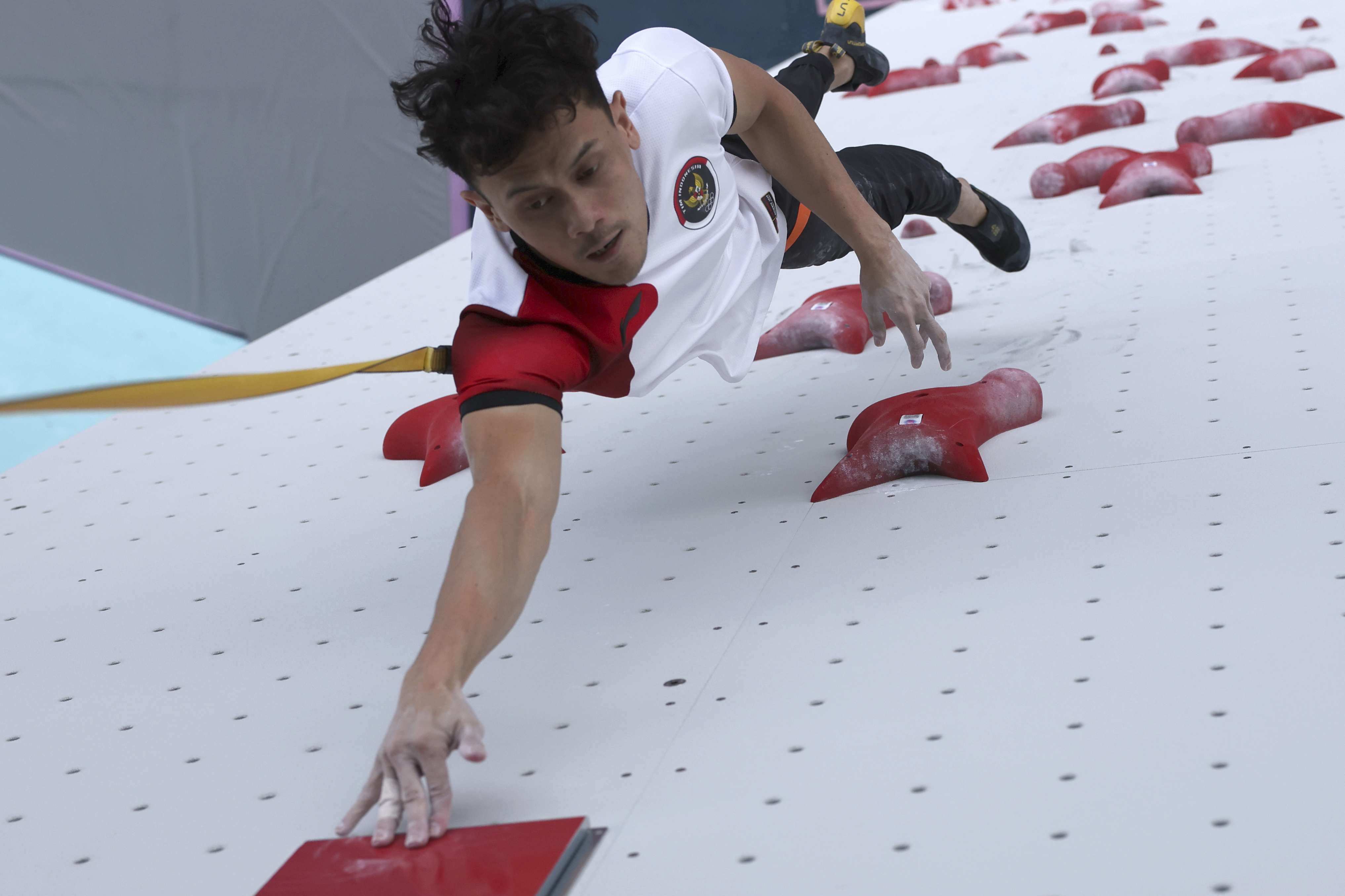Veddriq Leonardo powering his way up the wall 