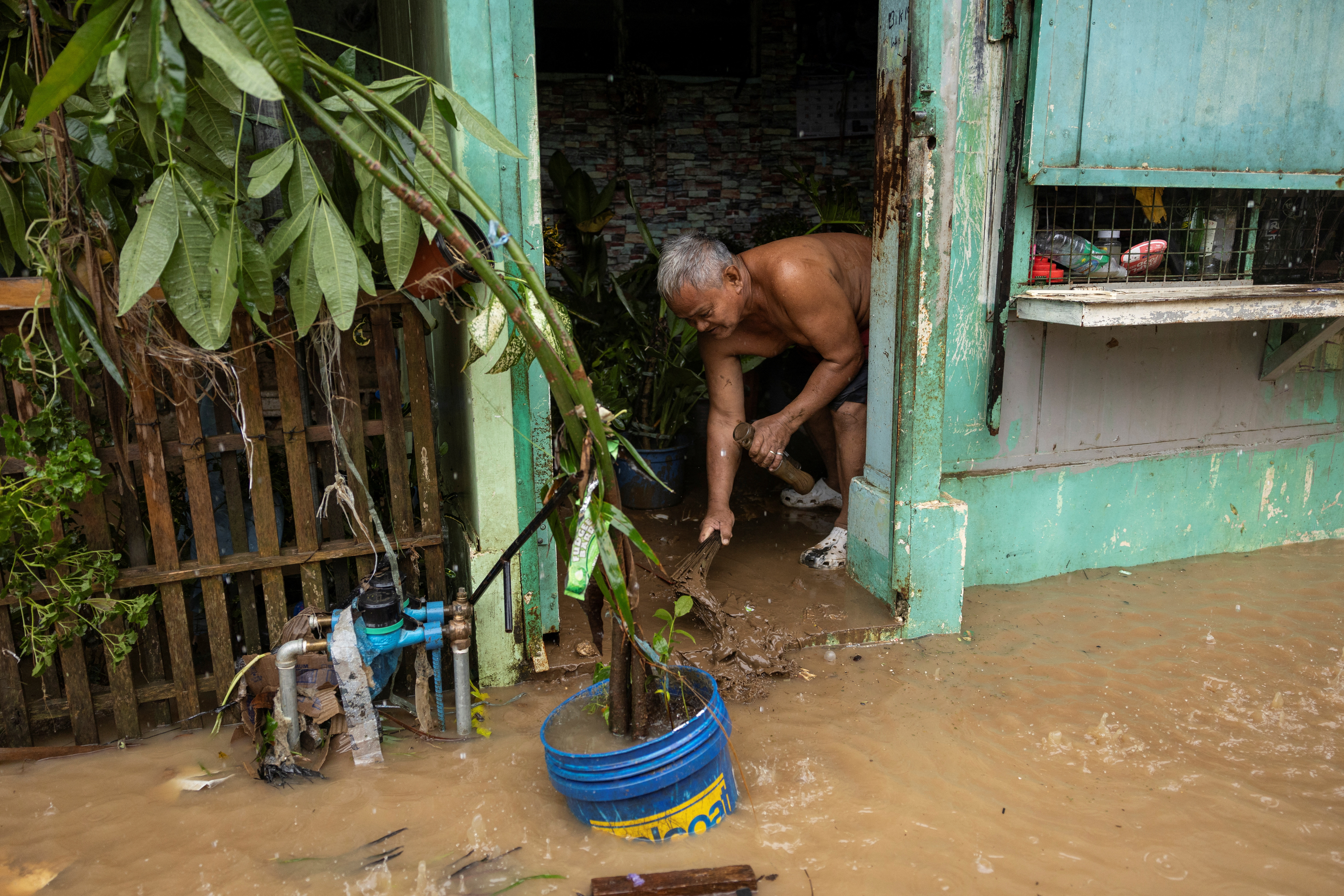 Tropical storm triggers landslides in Philippines, 11 dead