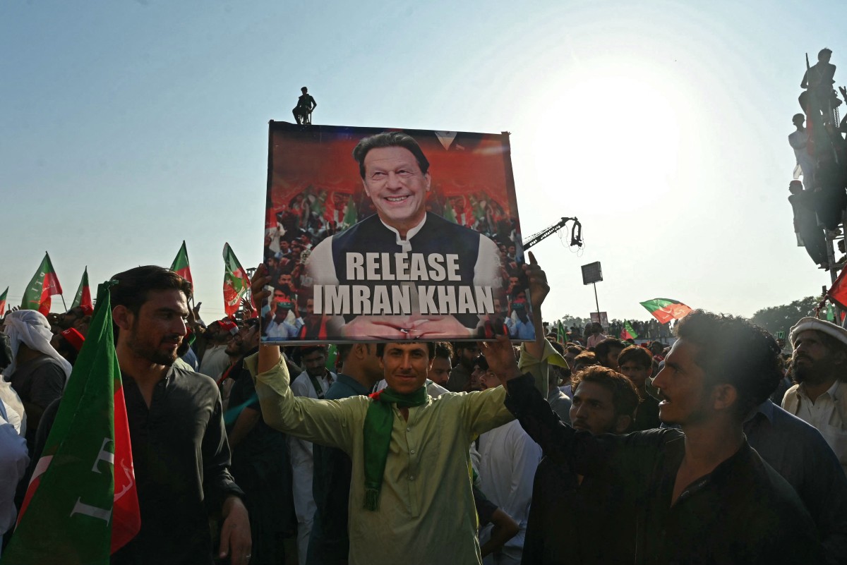 Thousands defy roadblocks in rally for Pakistan ex-PM Khan