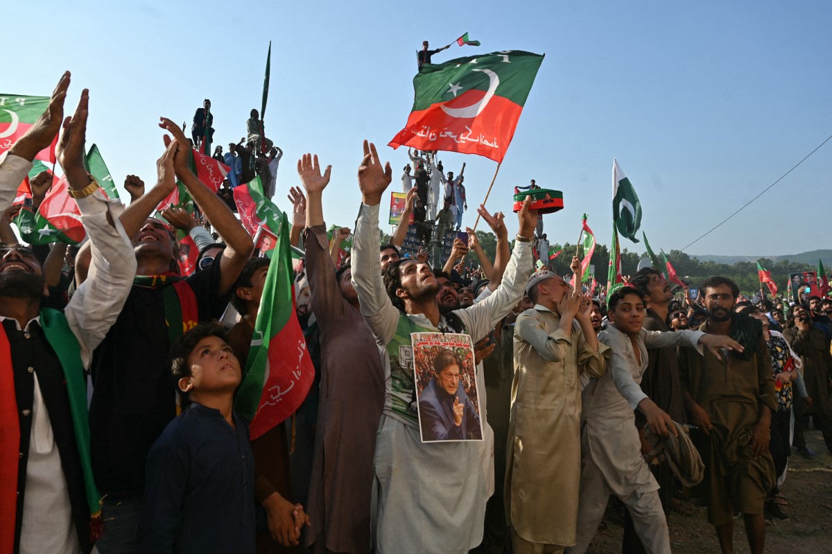 Thousands defy roadblocks in rally for Pakistan ex-PM Khan