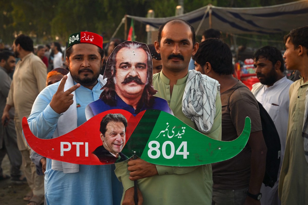 Thousands defy roadblocks in rally for Pakistan ex-PM Khan