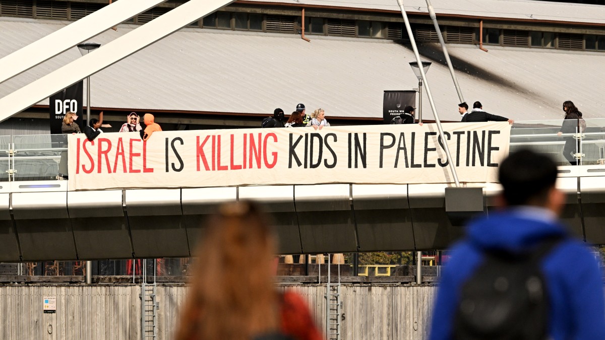Anti-war protesters clash with police at Melbourne weapons expo