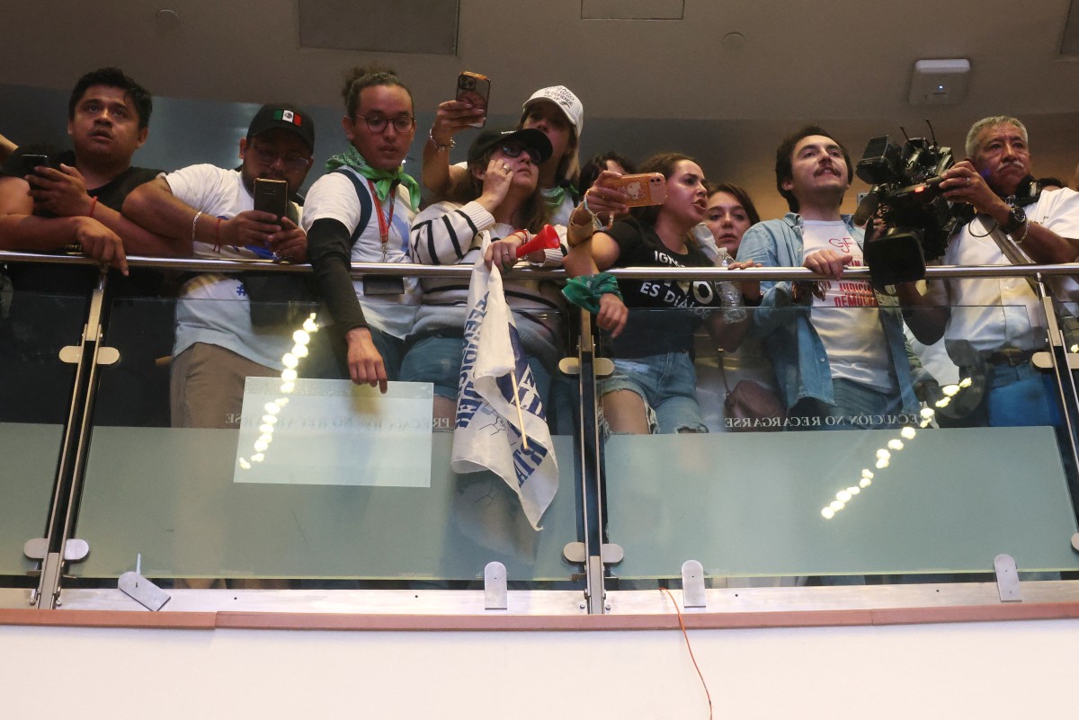 Protesters storm Mexican Senate to disrupt judicial reform debate