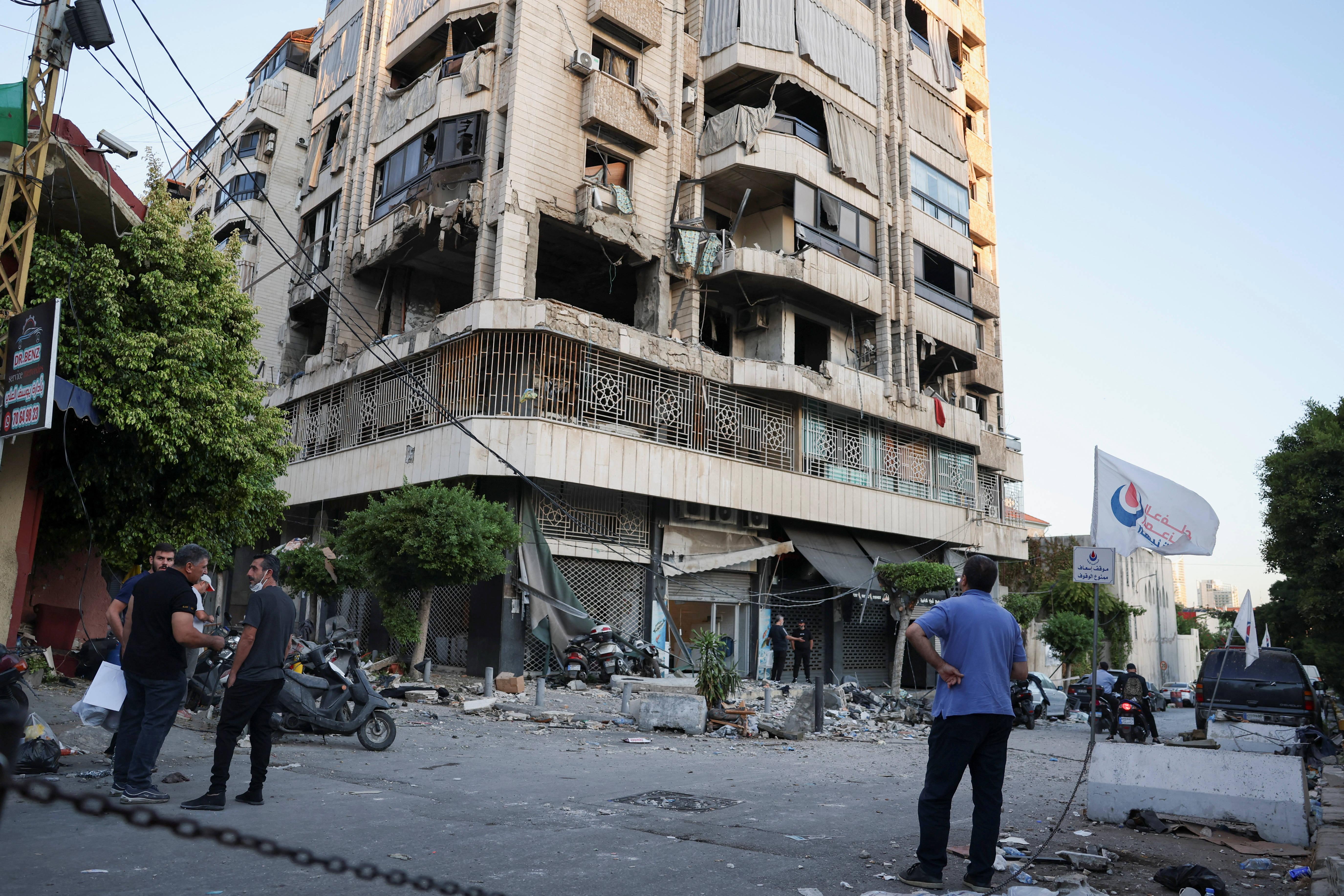A man looks at a damaged building at the site of an Israeli strike on central Beirut's Bashoura neighbourhood, amid ongoing hostilities between Hezbollah and Israeli forces, in Beirut, Lebanon October 3, 2024. REUTERS/Emilie Madi