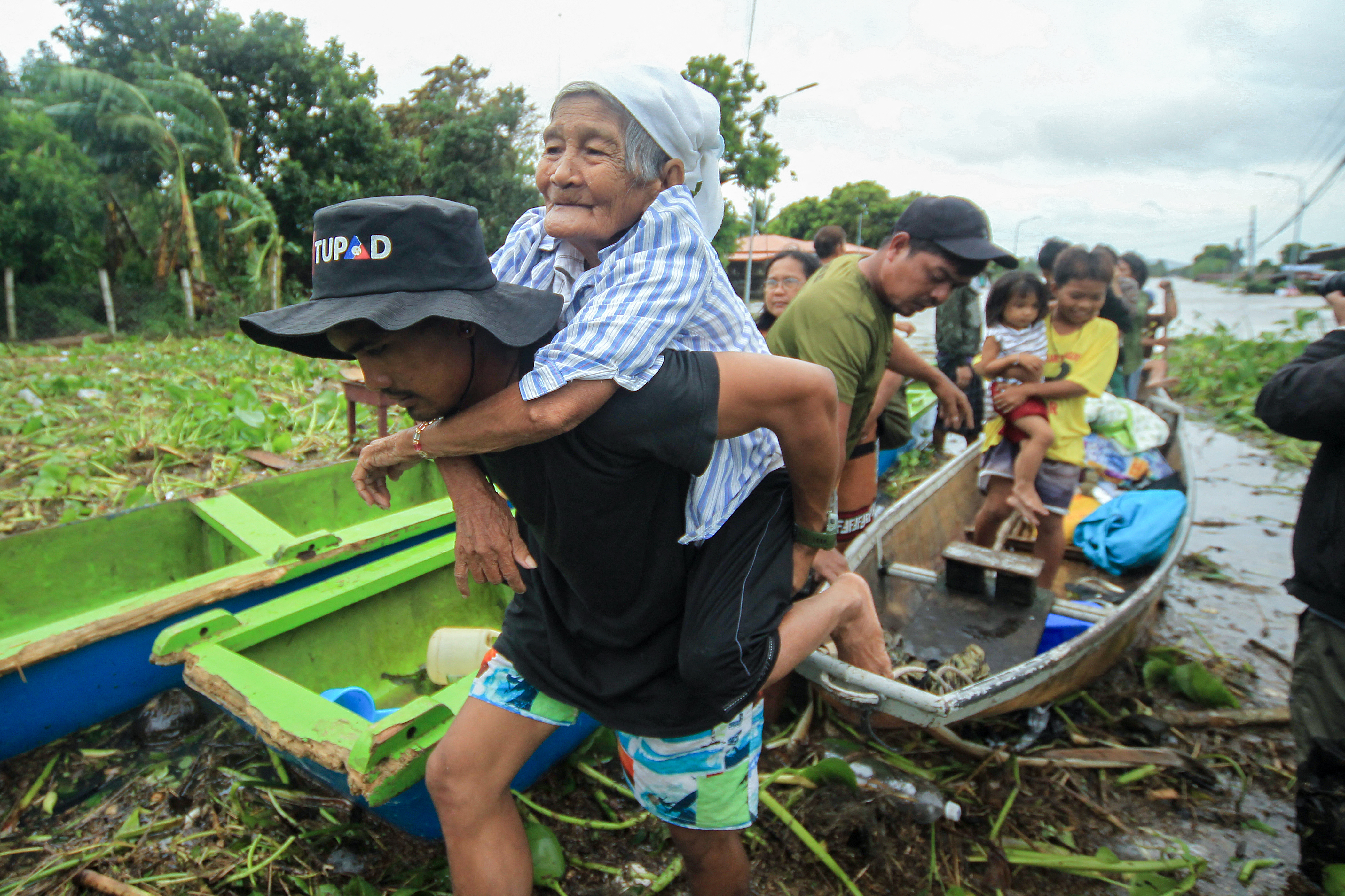 thousands evacuated as tropical storm batters Philippines
