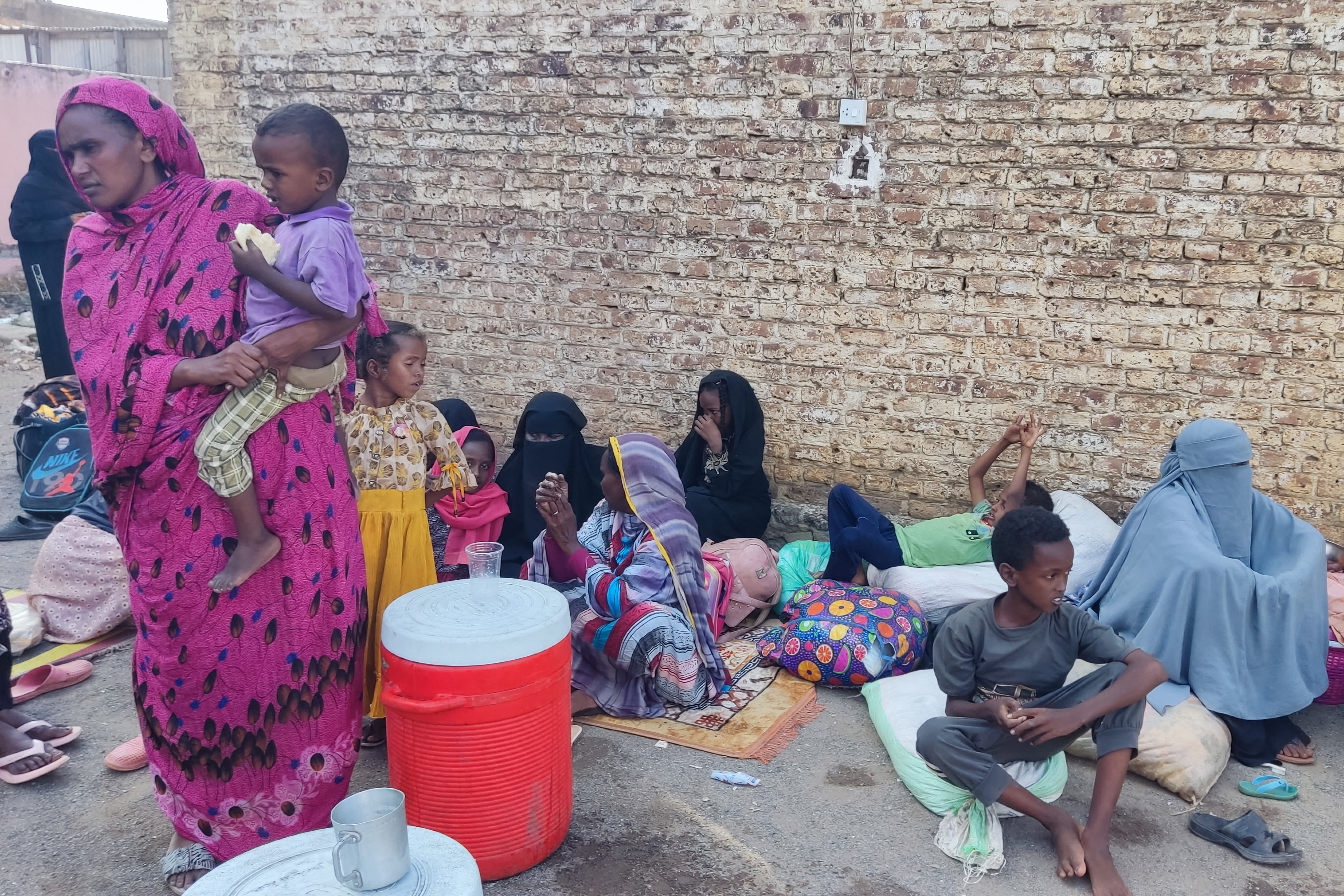Sudanese, displaced from the Jazirah district, arrive in the eastern city of Gedaref on October 26, 2024. (Photo by AFP)