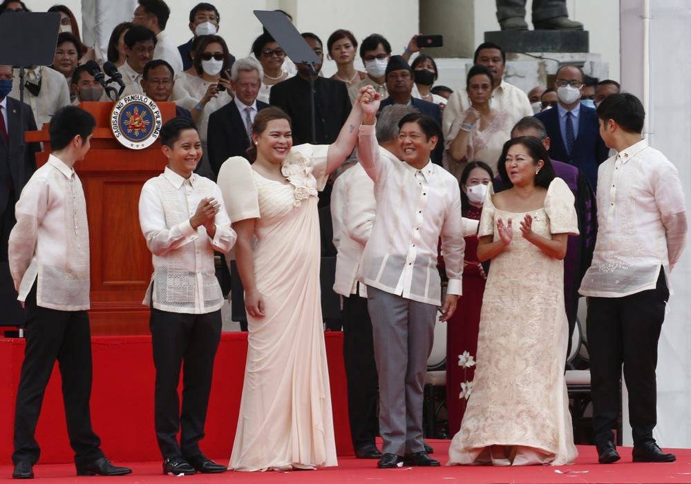 epa10042692 New Philippine President Ferdinand 'Bongbong' Marcos Jr. (4-L), son of the late president Ferdinand Marcos, celebrates with new Vice-President Sara Duterte (3- L) during Marcos' inauguration ceremony at the National Museum grounds in Manila, Philippines 30 June 2022. The former senator becomes the country â€™ s 17th president. EPA-EFE/ROLEX DELA PENA