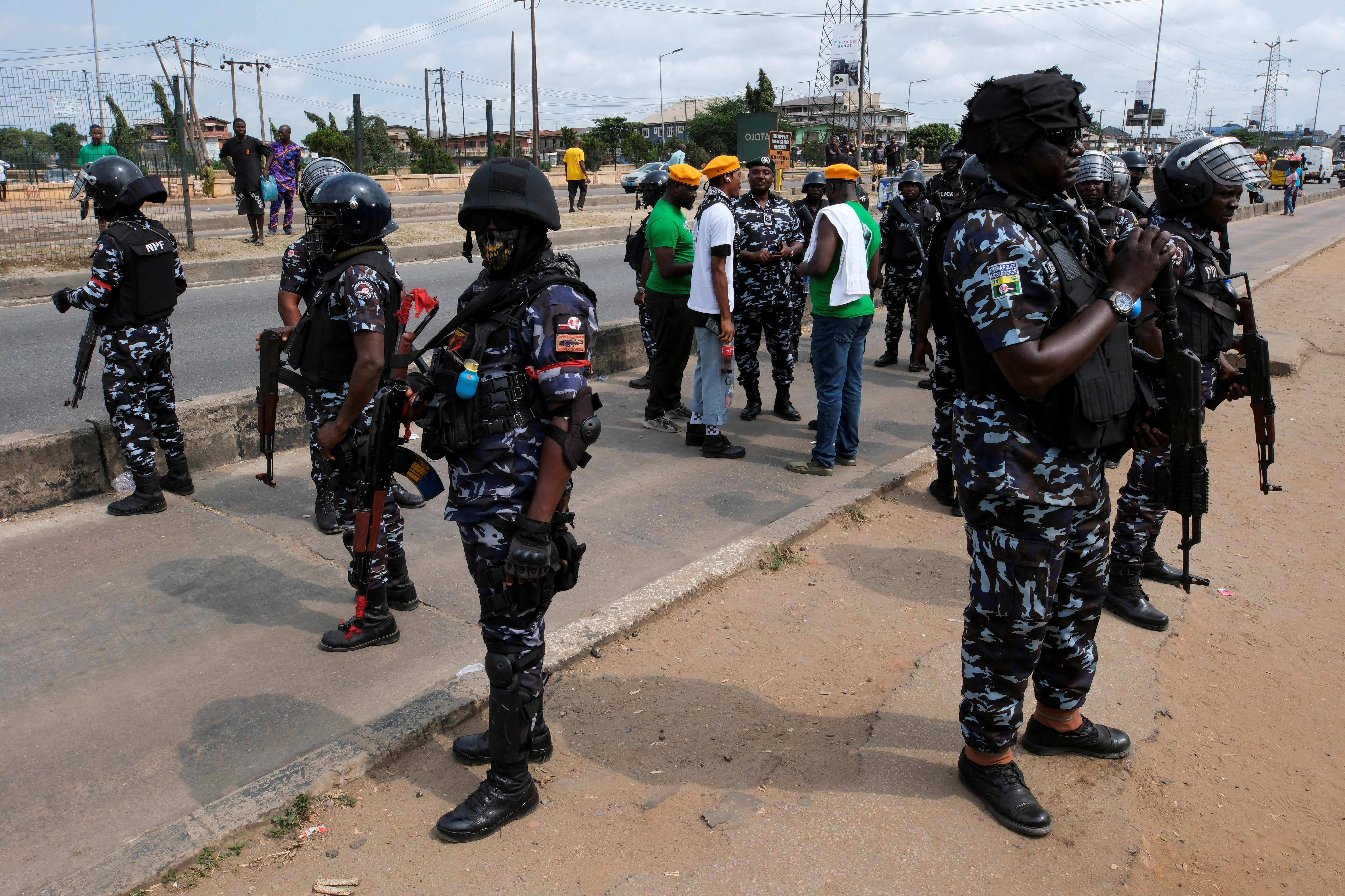 FILE PHOTO: Nigerian police personnel stand guard, as anti-government demonstrations against bad governance and economic hardship continue, in Lagos, Nigeria August 5, 2024. REUTERS/Francis Kokoroko/File Photo
