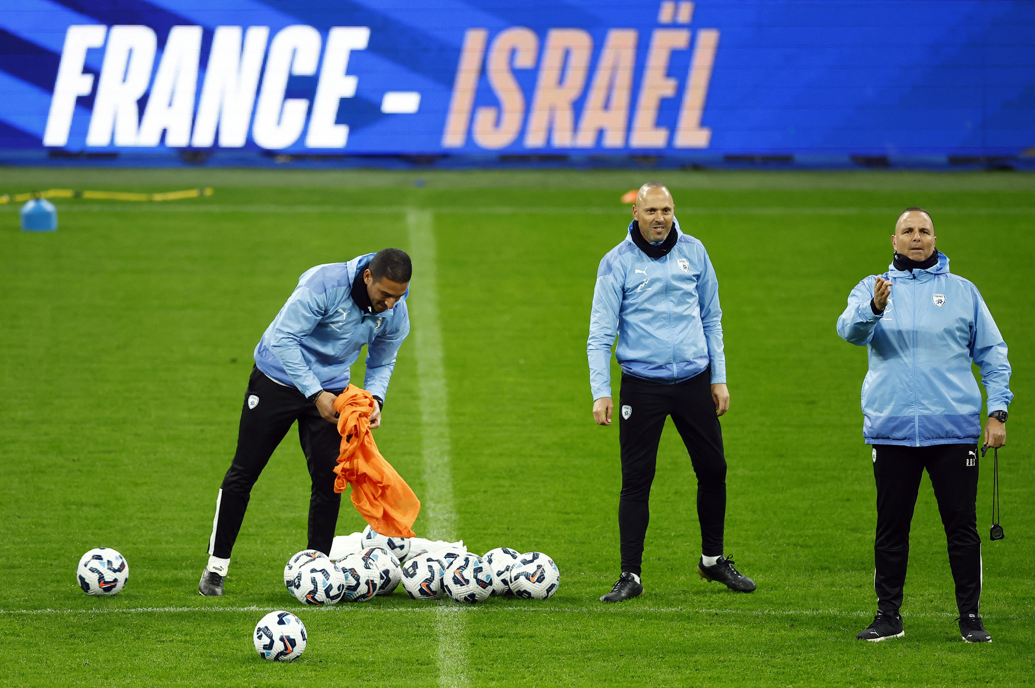 Soccer Football - Nations League - Israel Training - Stade de France, Saint-Denis, France - November 13, 2024 Israel coach Ran Ben Shimon and coaching staff during training REUTERS/Christian Hartmann