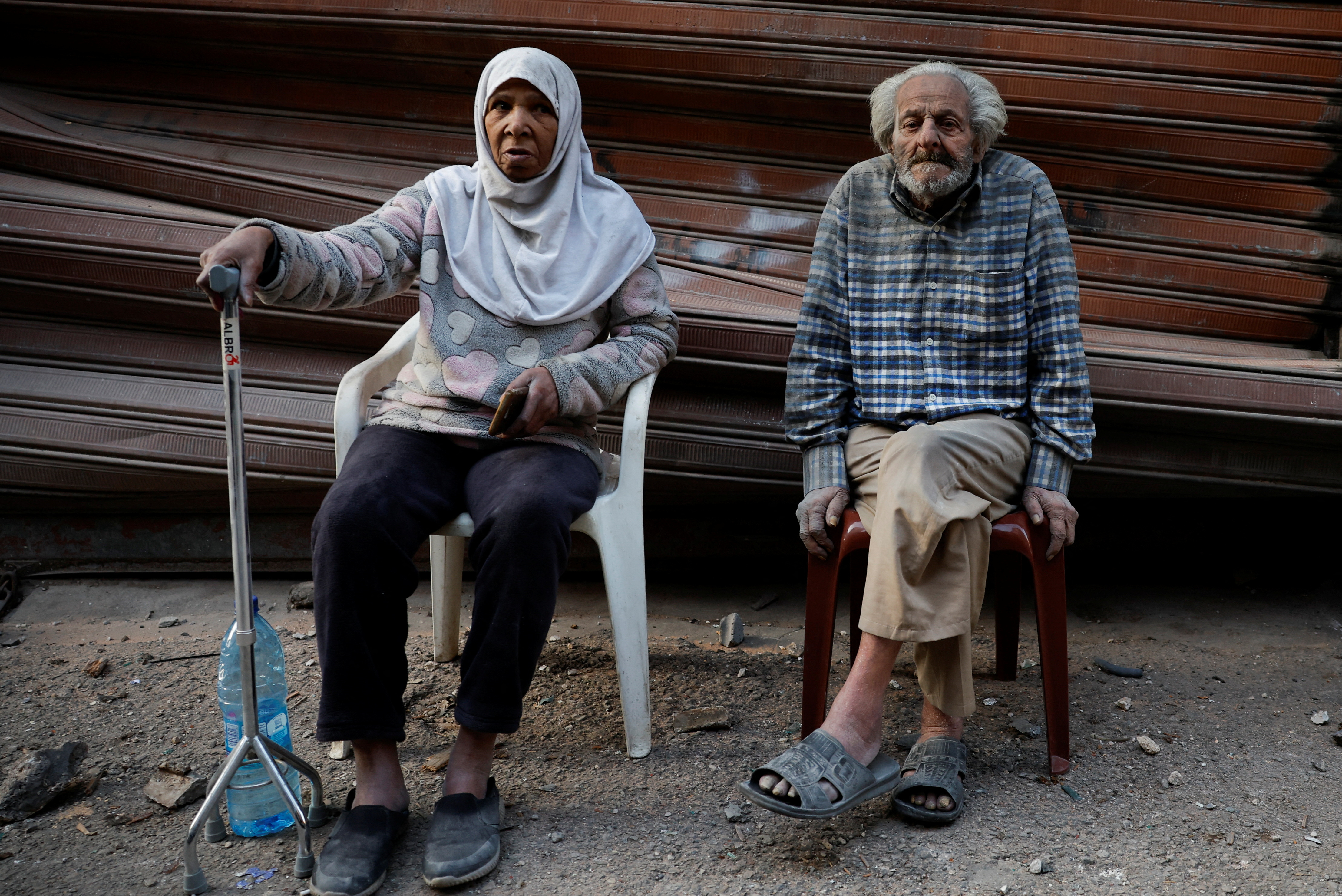 An elderly man is covered in dust as he sits near the site of an Israeli strike in Beirut's Basta neighbourhood, amid the ongoing hostilities between Hezbollah and Israeli forces, Lebanon November 23, 2024. REUTERS/Adnan Abidi