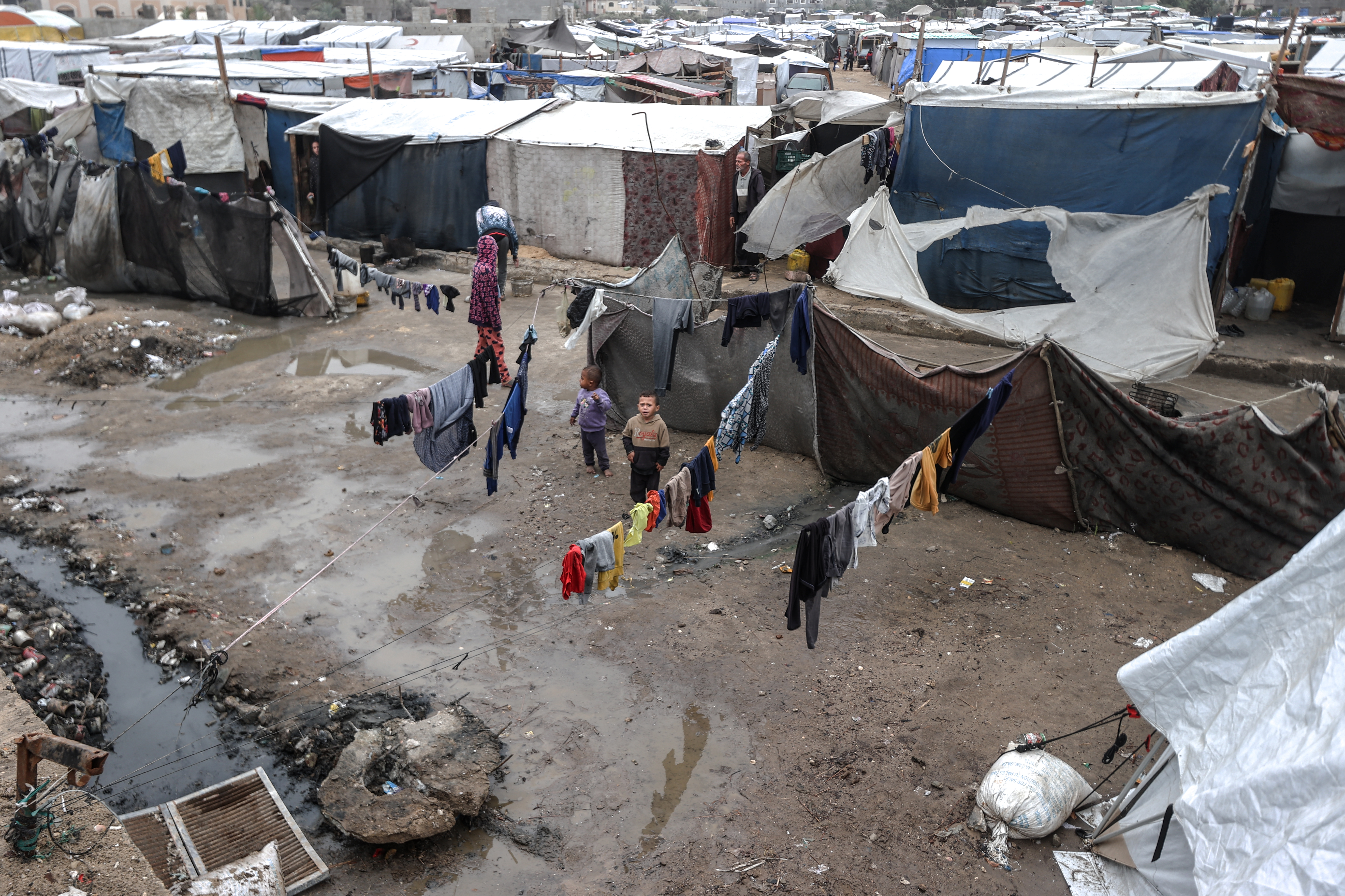 Palestinians, forced to migrate by Israeli attacks, struggle with rain and cold weather