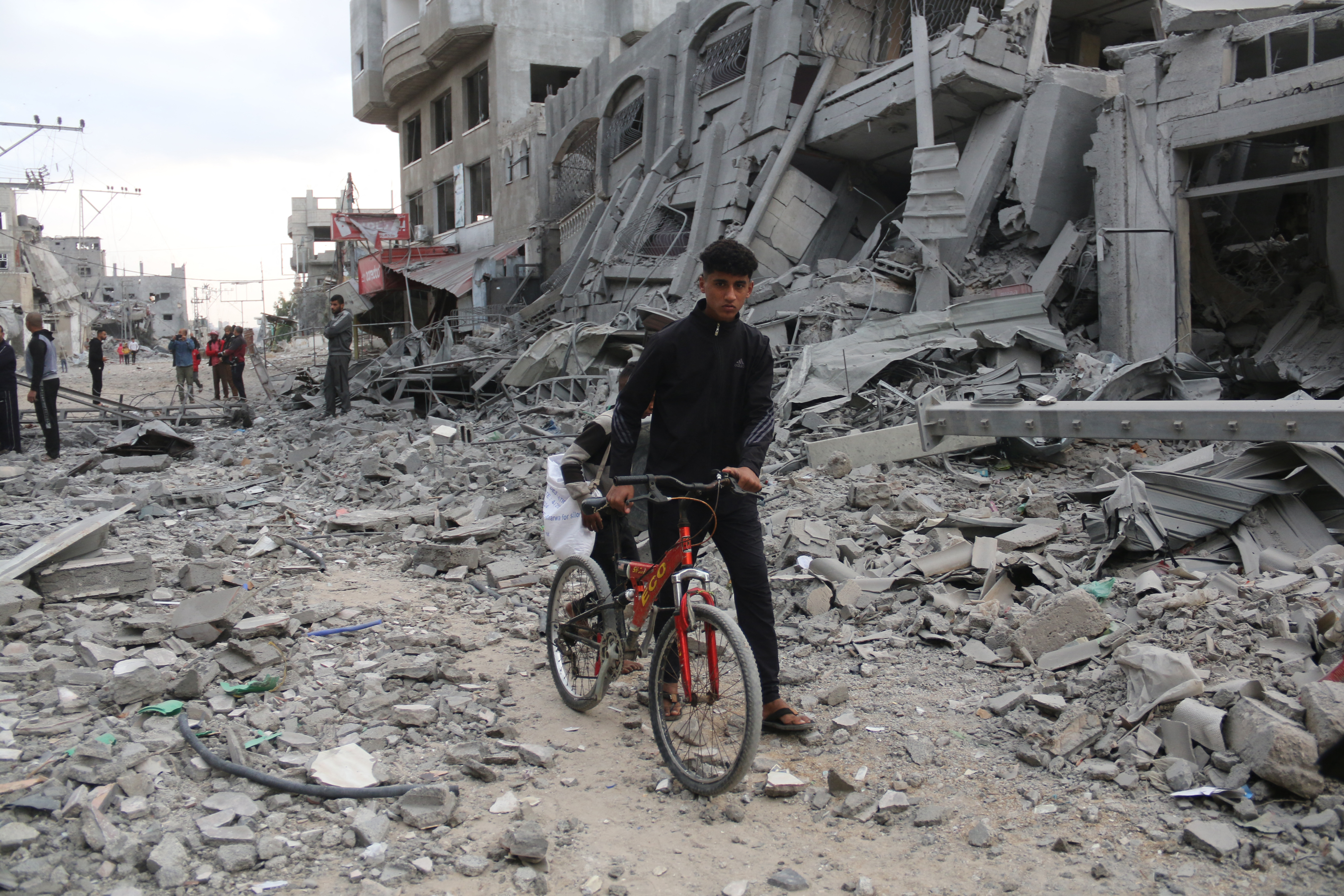 The Palestinian news agency Wafa reports that Israeli shelling of central Gaza’s Deir el-Balah, Nuseirat refugee camp and the az-Zawayda area also left dozens wounded from the Israeli attacks on Thursday night and into Friday morning. Most of those killed were women and children, Wafa said, as medical sources confirmed that 47 bodies were taken to Al-Aqsa Martyrs Hospital in Deir el-Balah following the Israeli attacks. The majority of the victims were killed in the bombing of several houses in the Nuseirat area. The same houses were hit a second time when people rushed to rescue those who survived the first strike, leading to more casualties among the rescuers, Wafa reports. Search continues for people missing beneath the rubble, the news agency said.