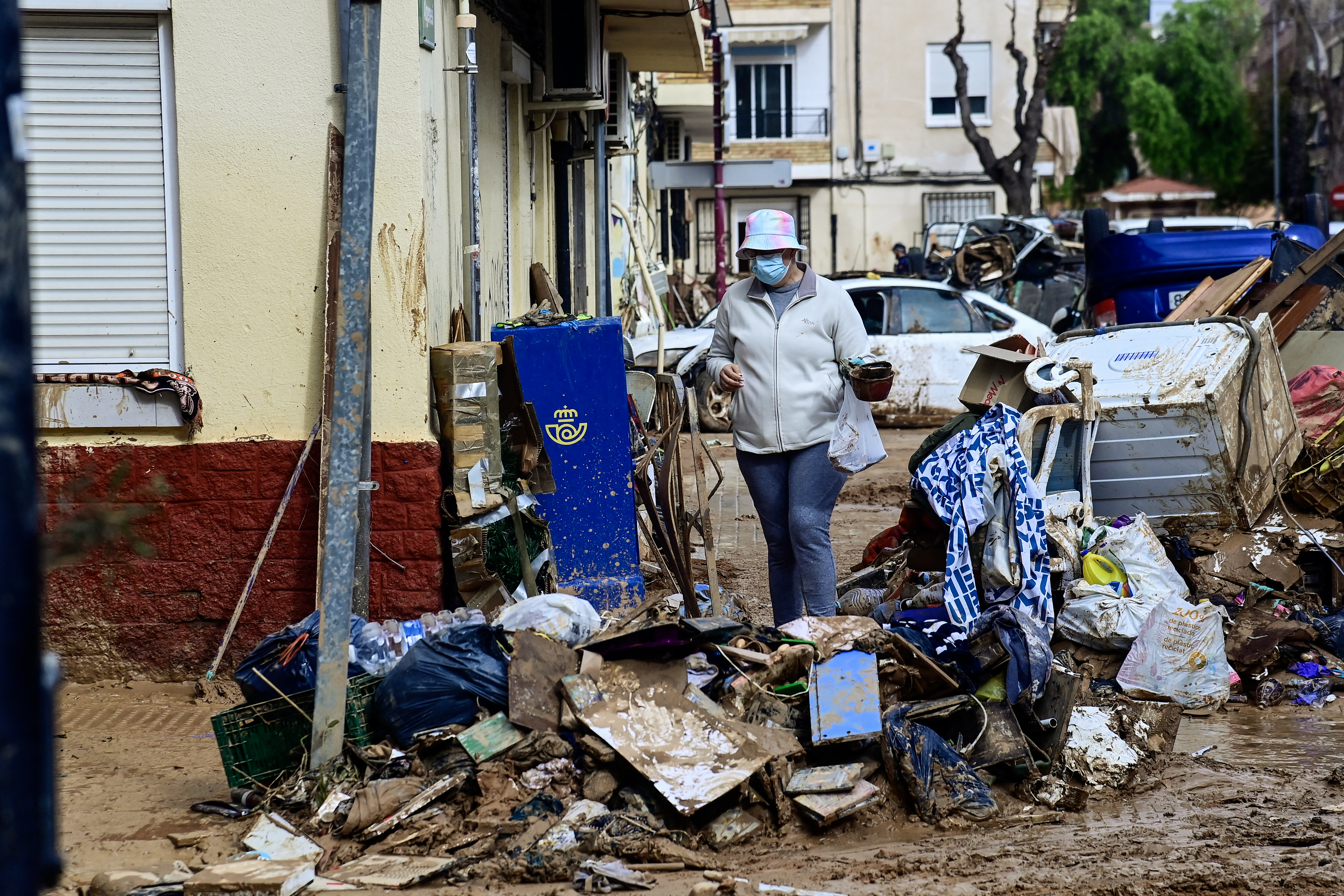 Heavy rains in Barcelona disrupt rail service as troops search for more flood victims in Valencia
