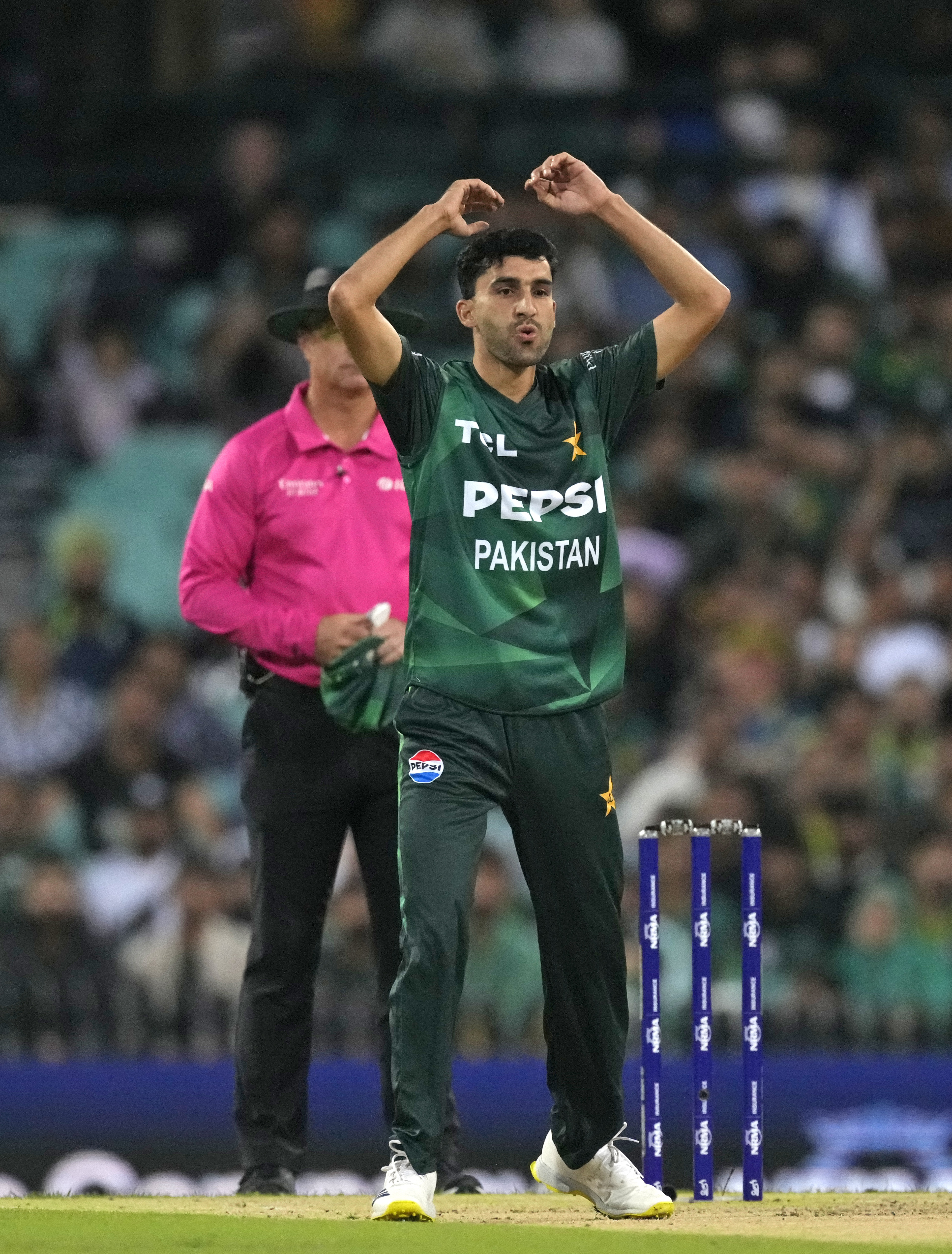 Pakistan's Sufiyan Muqeem reacts after bowling a delivery during the T20 international cricket match between Australia and Pakistan in Sydney, Australia, Saturday, Nov. 16, 2024. (AP Photo/Rick Rycroft)