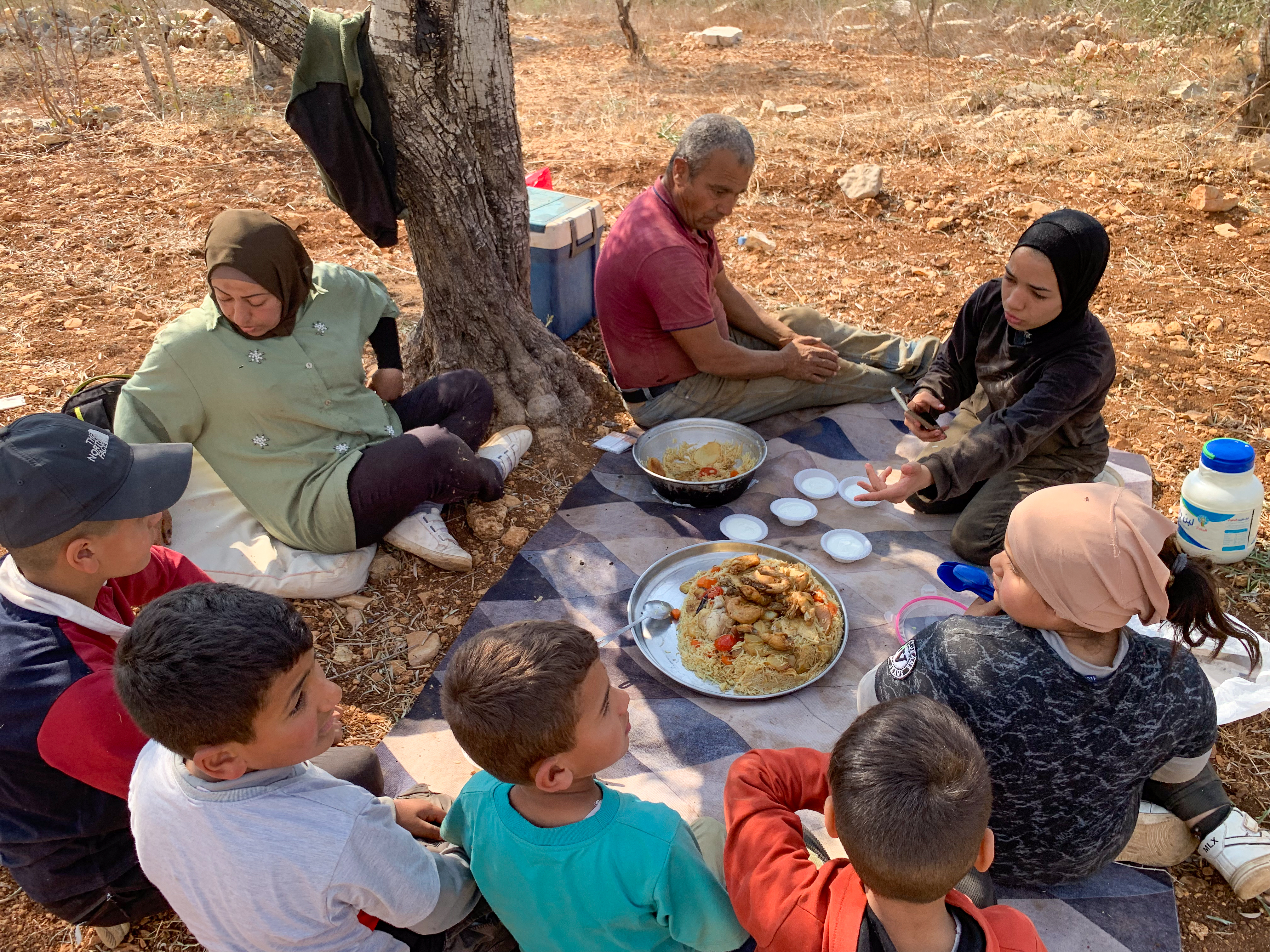 Tanatras eating maqlooba 2.jpg [Al Jazeera]