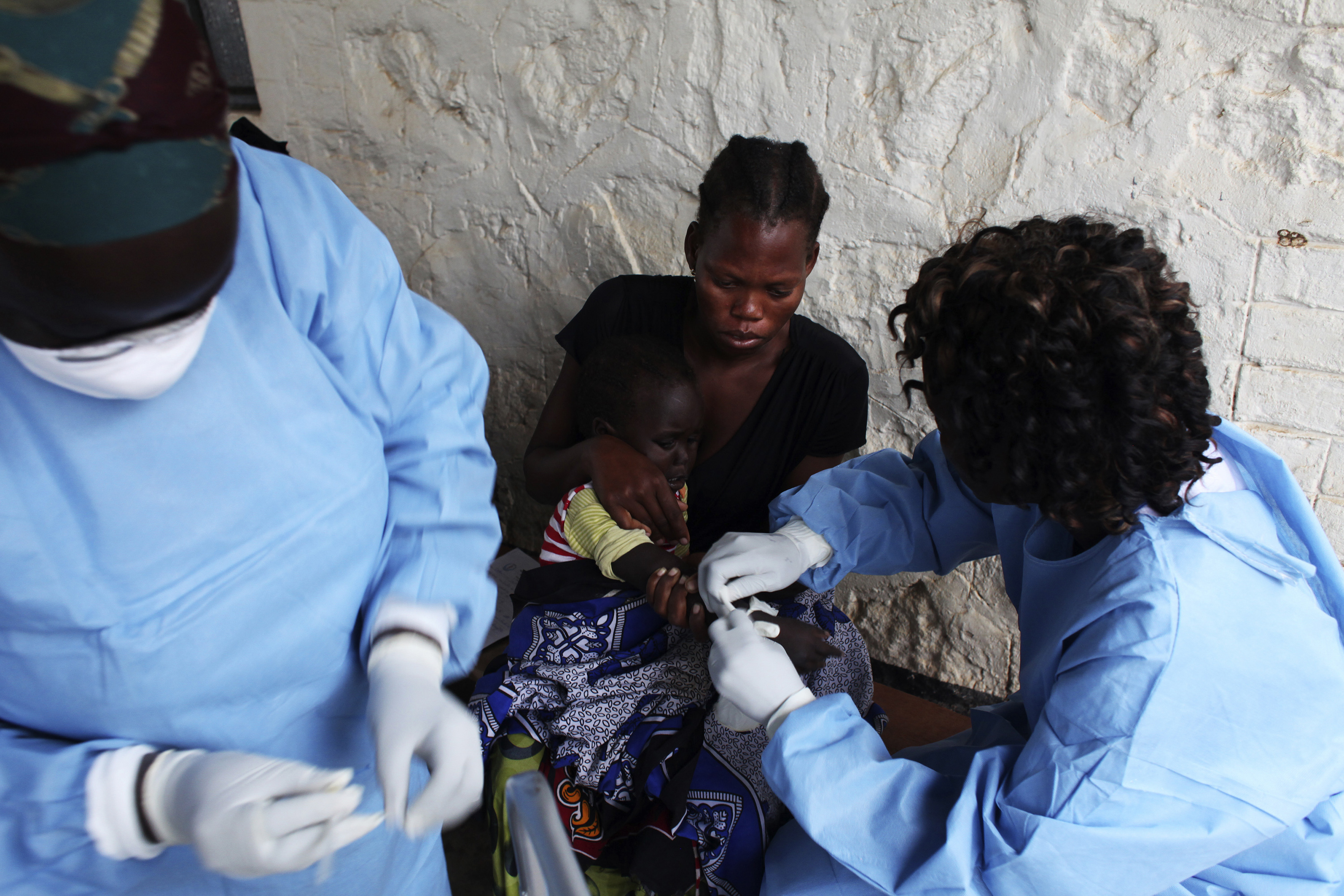 A South Sudanese girl suffering from cholera is being treated by medics in Juba Teaching Hospital in Juba, May 27, 2014.