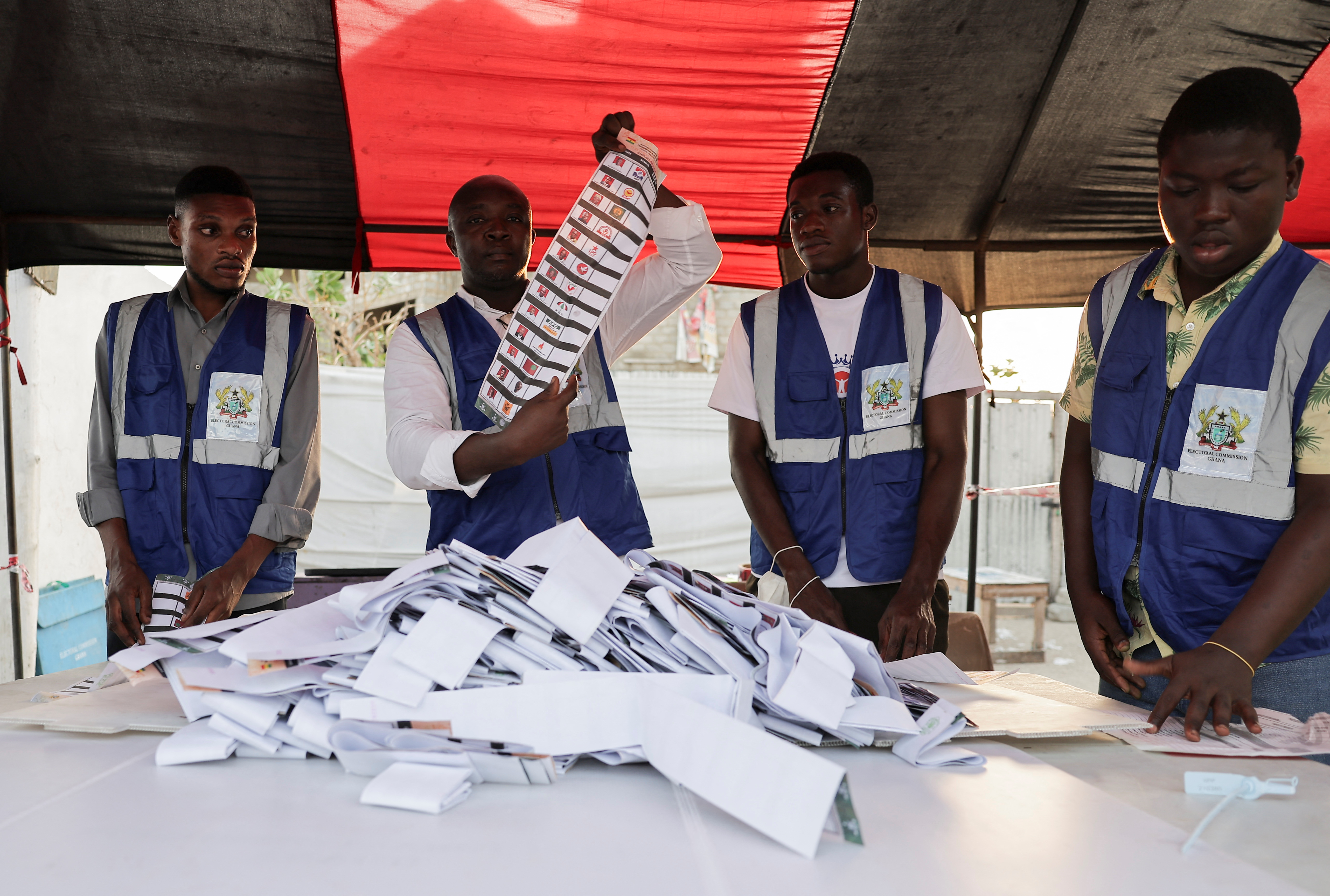 Electoral officials proceed to count votes in Ghana