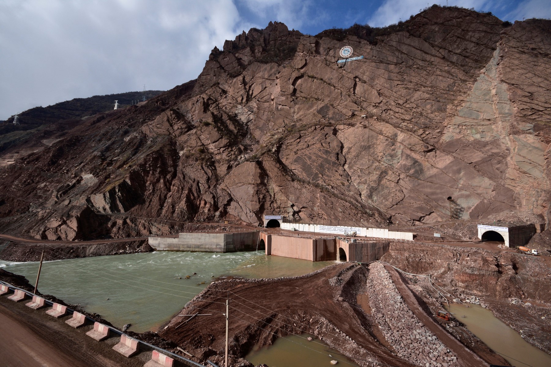 A picture taken on November 14, 2018 shows a general view of the Rogun hydroelectric dam, about 100km northeast of Dushanbe, on the Vakhsh River in southern Tajikistan