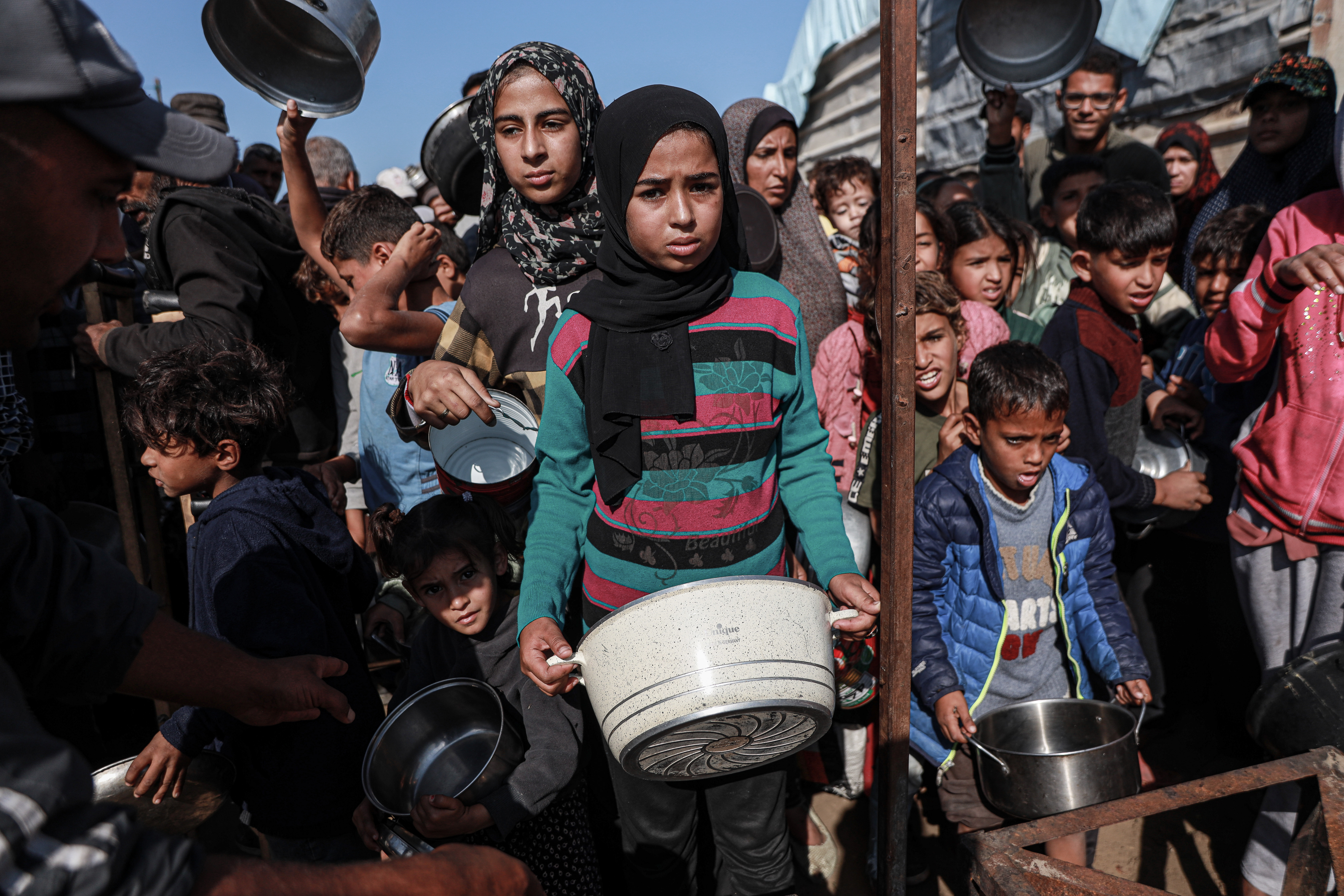 Hunger haunts displaced people in southern Gaza [Abdelhakim Abu Riash/Al Jazeera]
