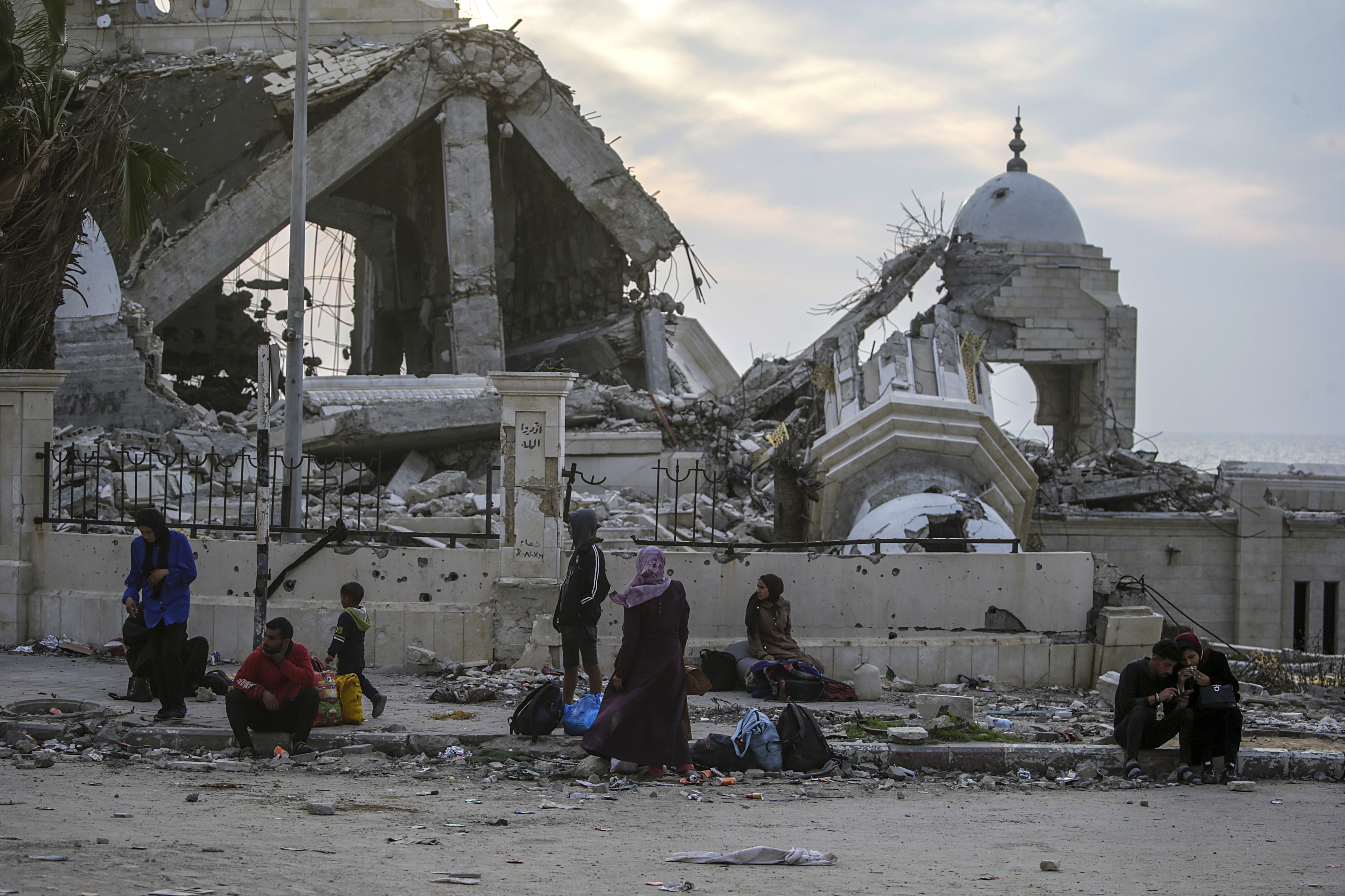 Bittersweet homecoming for Gazans returning to north