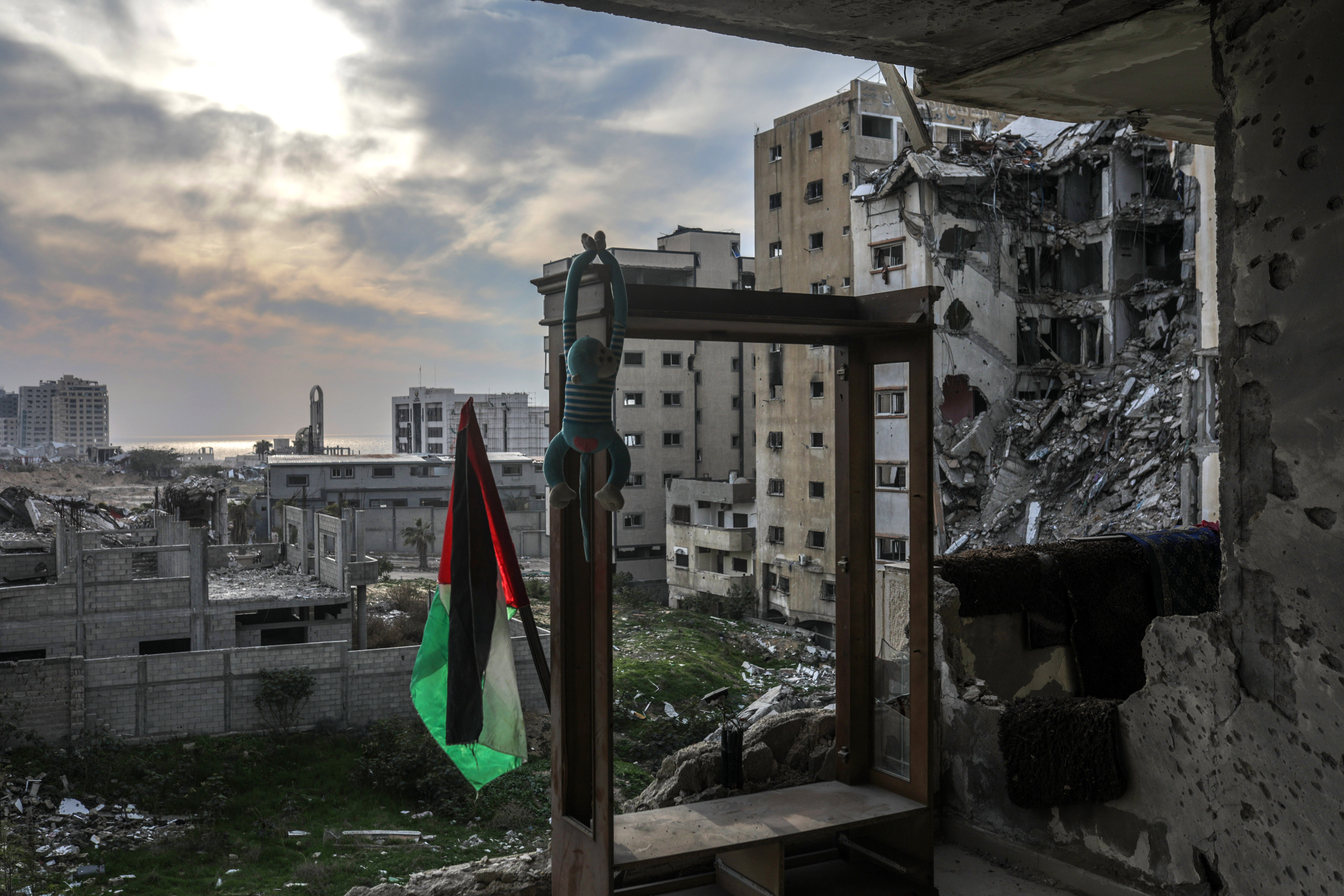 Bittersweet homecoming for Gazans returning to north