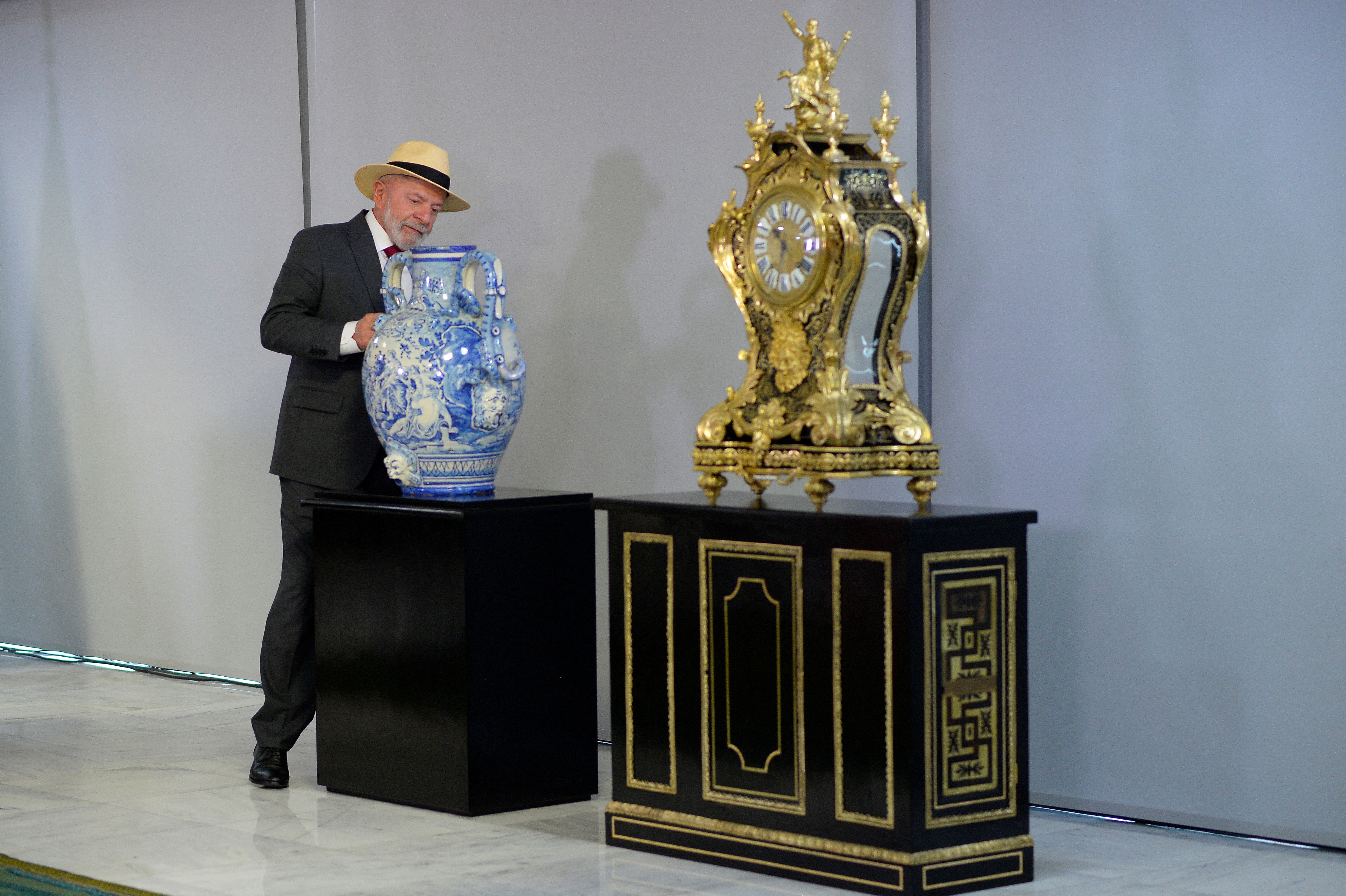 Lula attends a ceremony to restore broken artwork to government buildings on January 8, 2025