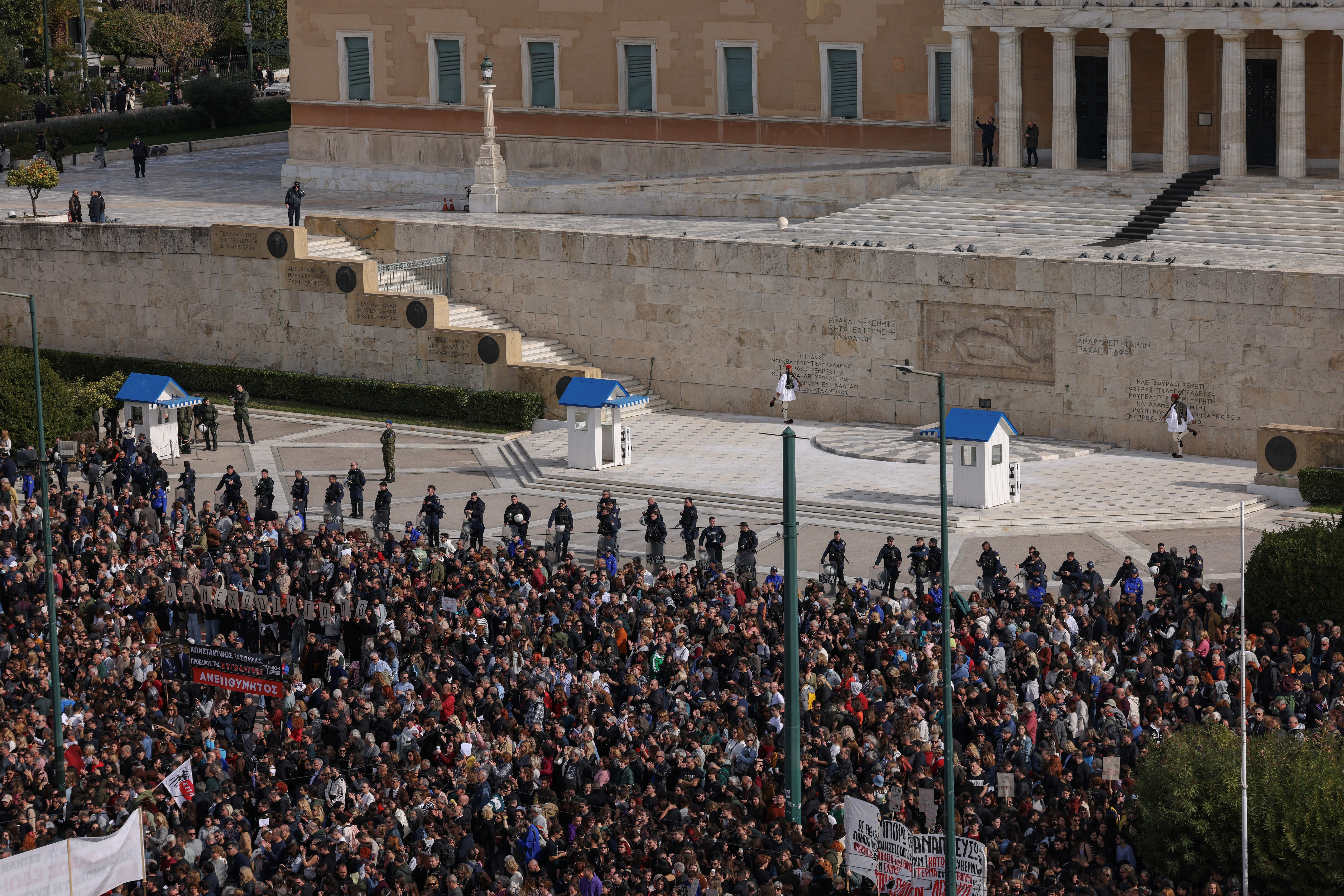 Greek protesters by the parliament 