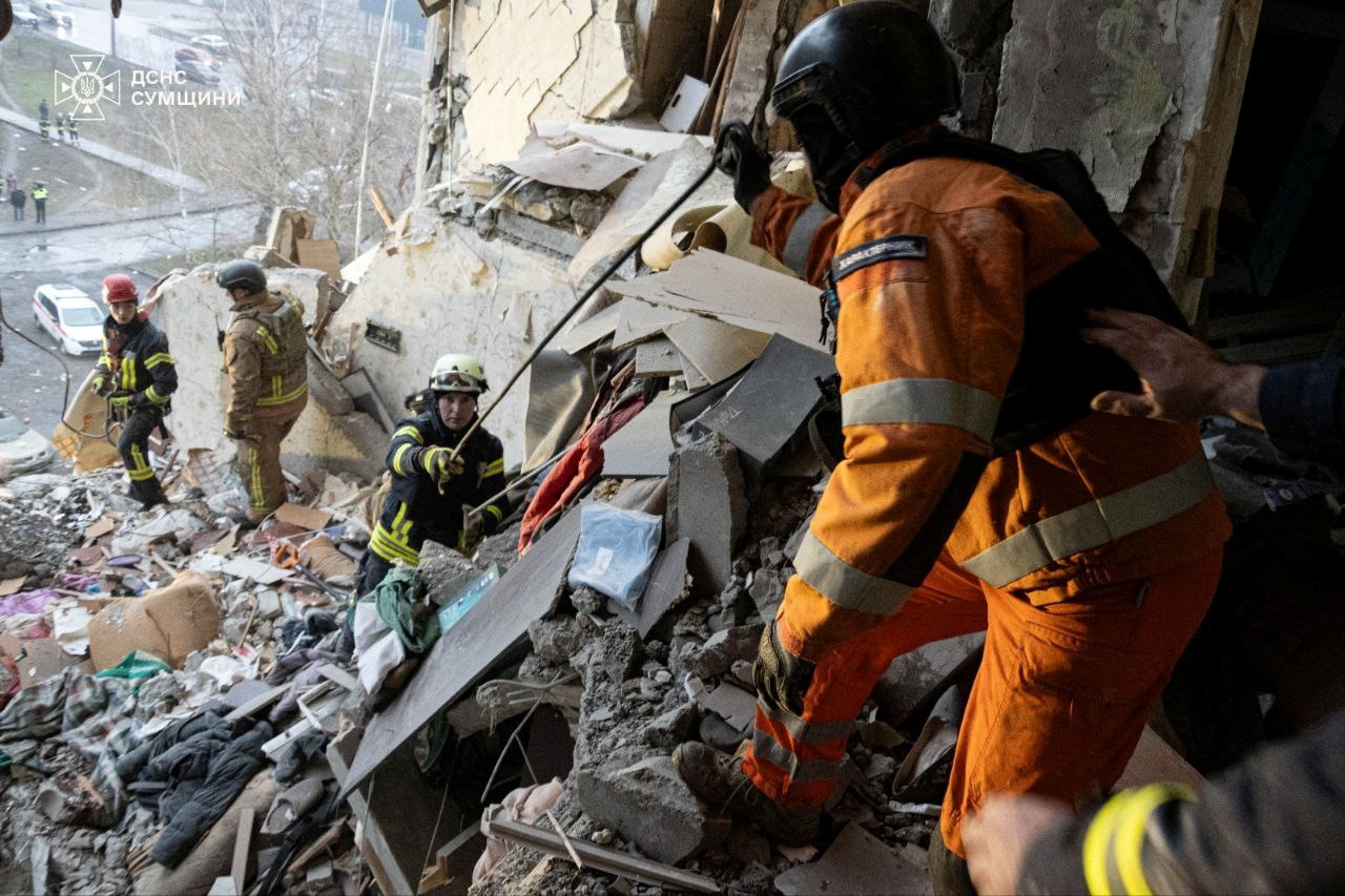 Rescuers work at a site of an apartment building damaged during a Russian drone strike, amid Russia's attack on Ukraine, in Sumy, Ukraine January 30, 2025. Press service of the State Emergency Service of Ukraine in Sumy region/Handout via REUTERS ATTENTION EDITORS - THIS IMAGE HAS BEEN SUPPLIED BY A THIRD PARTY.