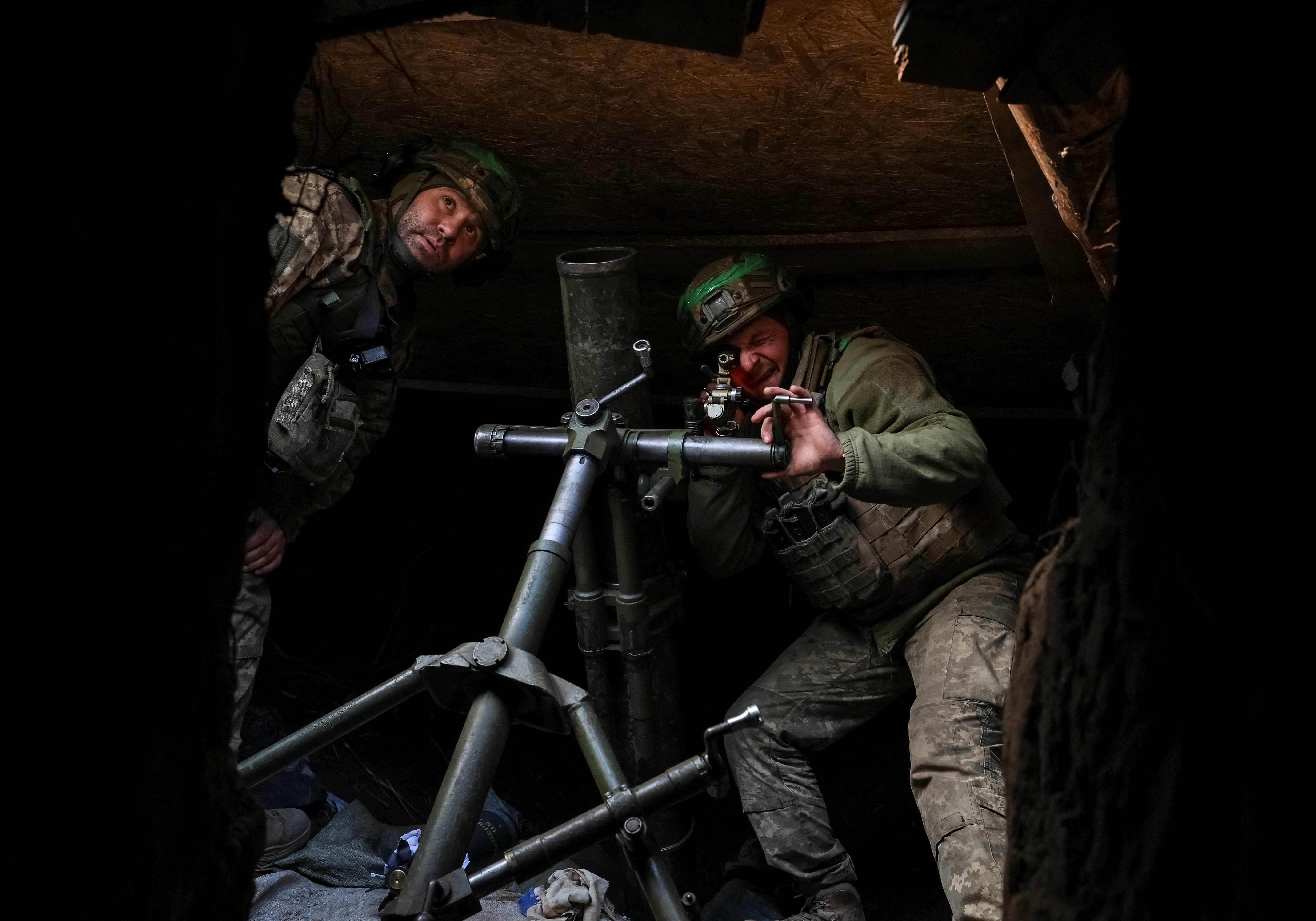 Ukrainian soldiers fire mortar.
