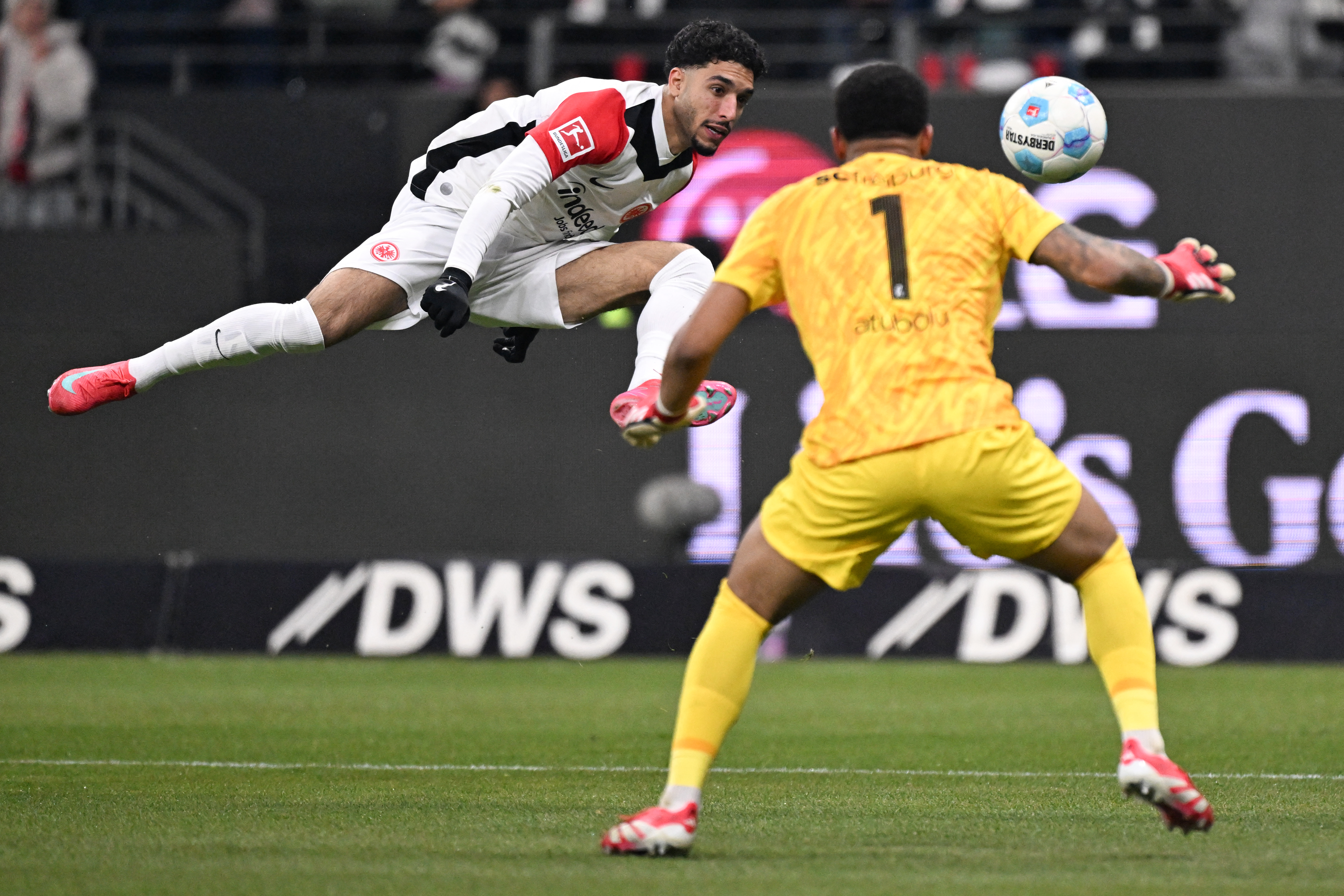 Frankfurt's Egyptian forward #07 Omar Marmoush (L) vies Freiburg's Austrian defender #03 Philipp Lienhart during the German first division Bundesliga football match between Eintracht Frankfurt and SC Freiburg in Frankfurt am Main, western Germany on January 14, 2025. (Photo by Kirill KUDRYAVTSEV / AFP) / DFL REGULATIONS PROHIBIT ANY USE OF PHOTOGRAPHS AS IMAGE SEQUENCES AND/OR QUASI-VIDEO