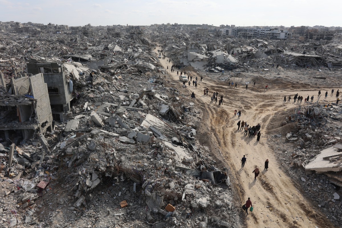 This aerial view shows displaced Palestinians returning to the war-devastated Jabalia refugee camp