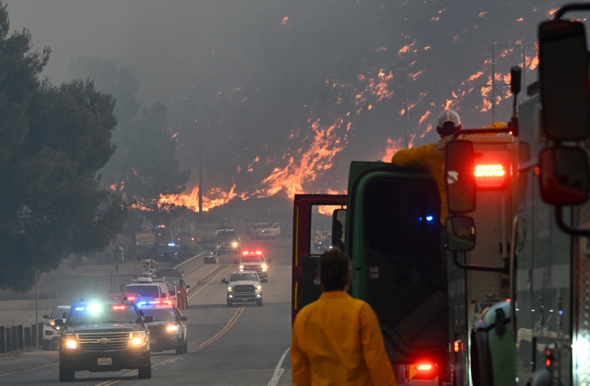 New wildfire breaks out north of Los Angeles