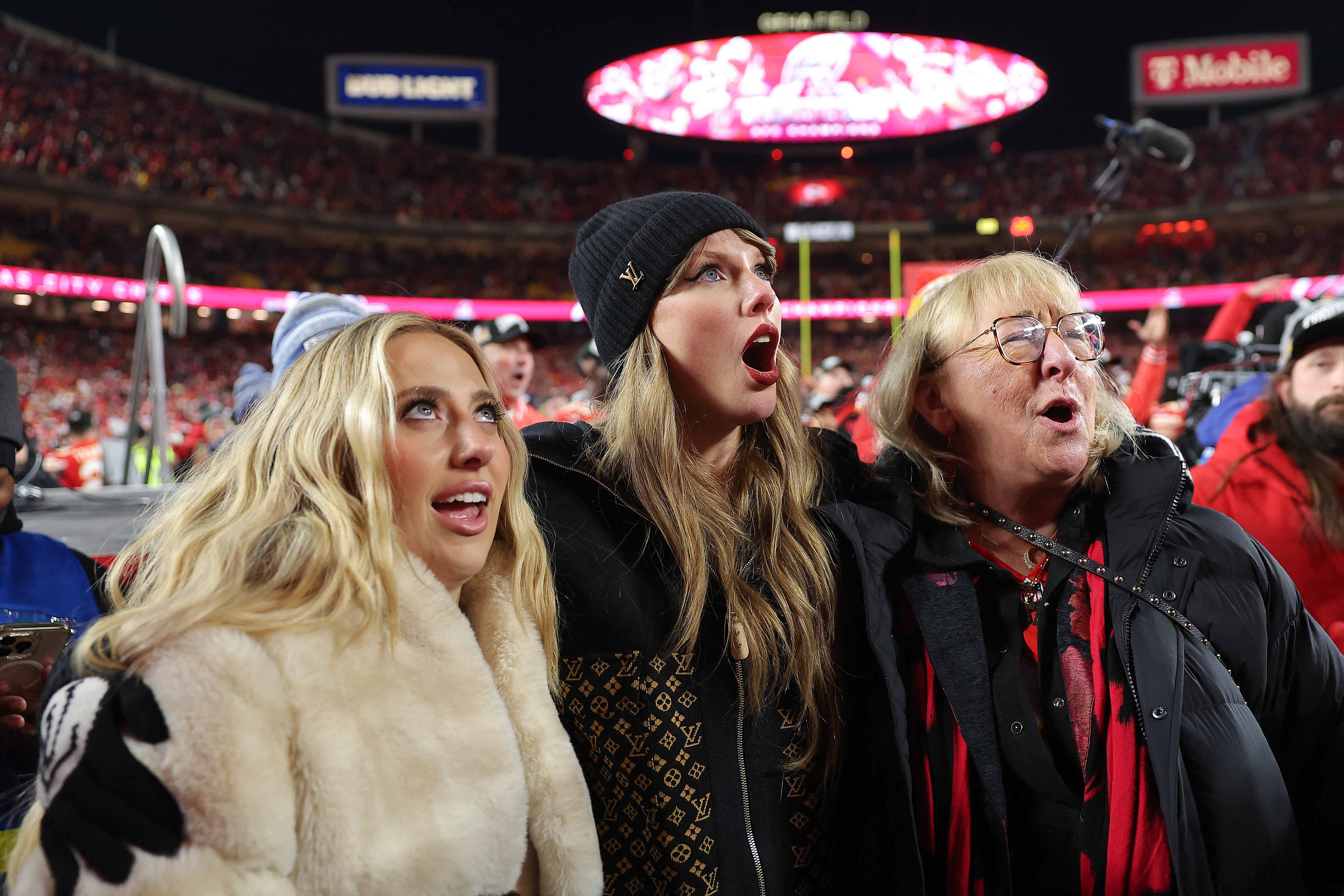 KANSAS CITY, MISSOURI - JANUARY 26: (L-R) Brittany Mahomes, Taylor Swift, and Donna Kelce react after the Kansas City Chiefs defeated the Buffalo Bills 32-29 in the AFC Championship Game at GEHA Field at Arrowhead Stadium on January 26, 2025 in Kansas City, Missouri. David Eulitt/Getty Images/AFP (Photo by David Eulitt / GETTY IMAGES NORTH AMERICA / Getty Images via AFP)