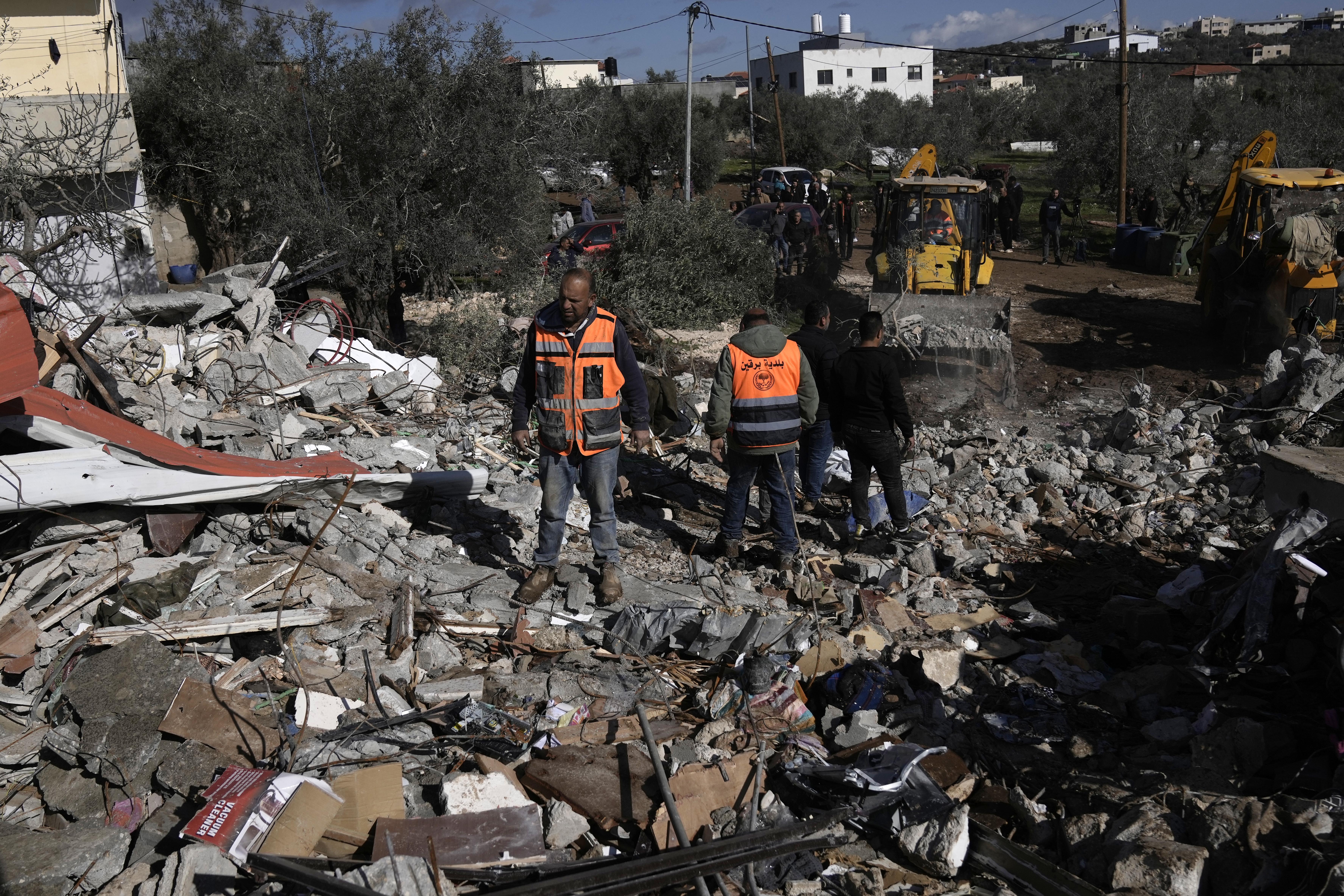 hundreds leave Jenin as Israel presses raids