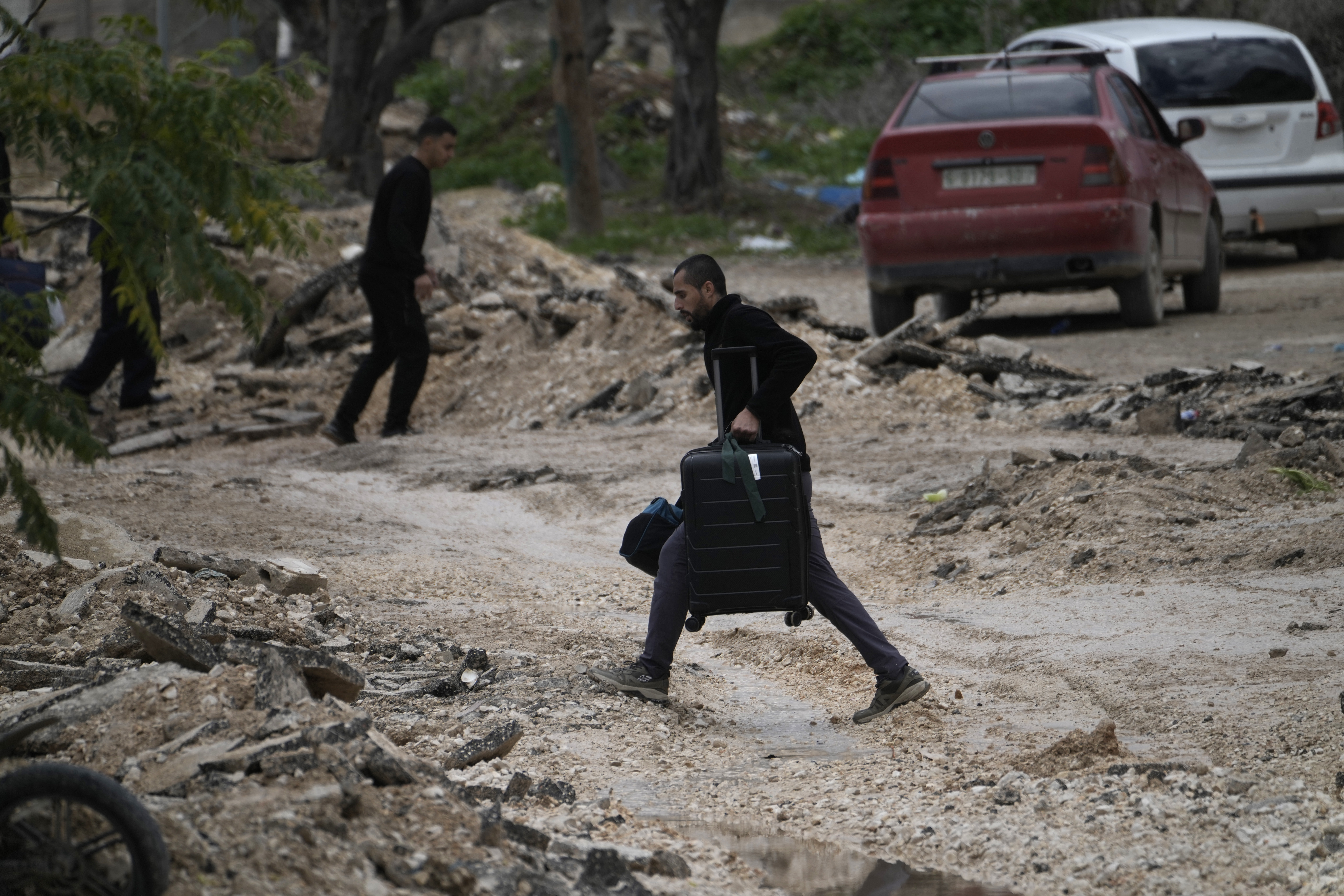 hundreds leave Jenin as Israel presses raids