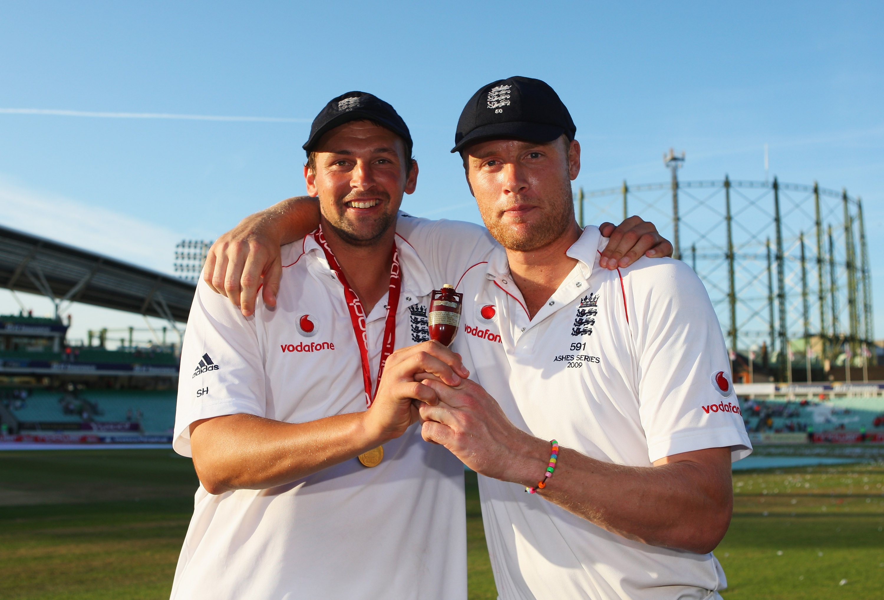 LONDON - AUGUST 23: Andrew Flintoff (R) of England poses with Steve Harmison and the Ashes urn after day four of the npower 5th Ashes Test Match between England and Australia at The Brit Oval on August 23, 2009 in London, England. (Photo by Tom Shaw/Getty Images)