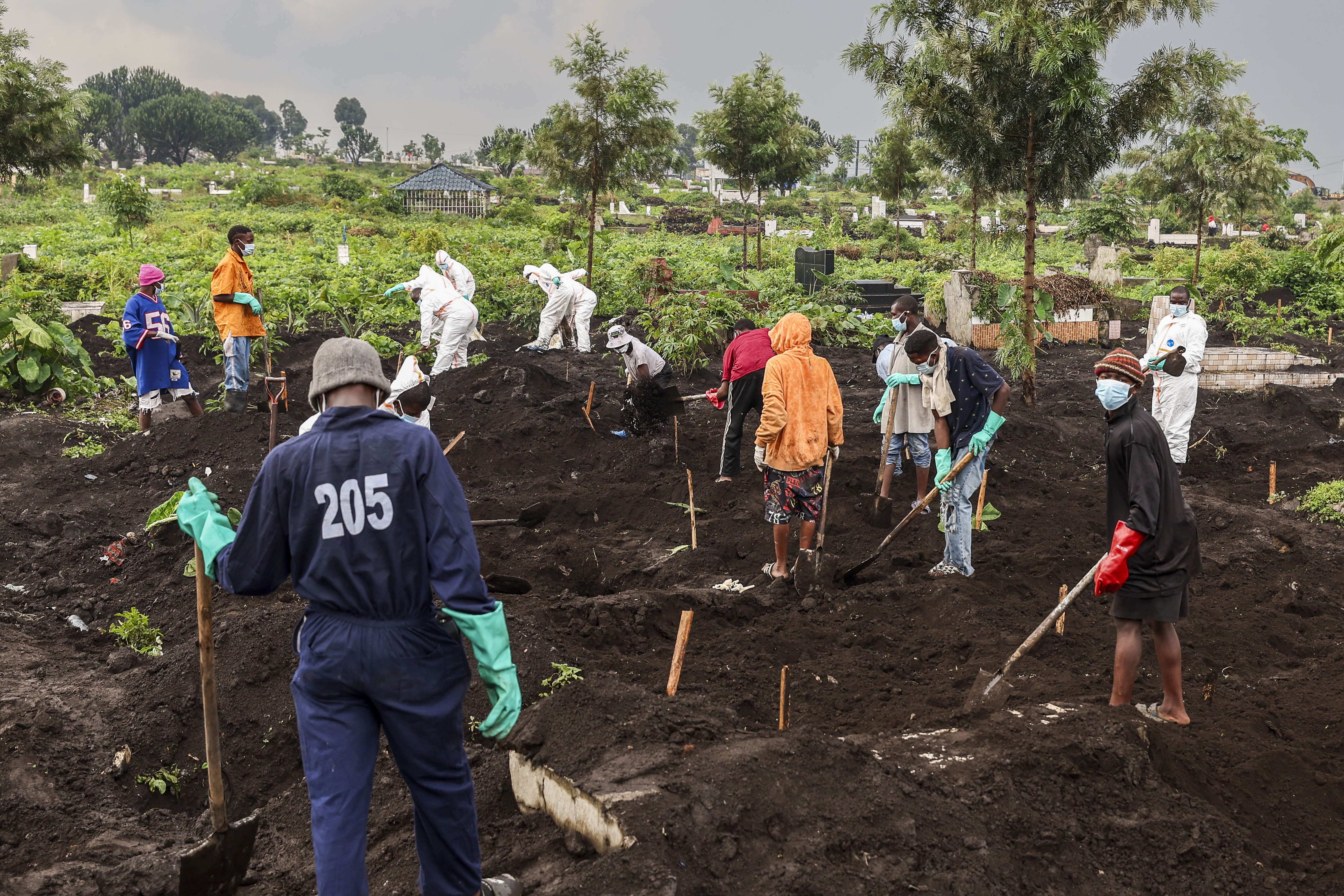 Goma residents race to bury 2,000 bodies from conflict