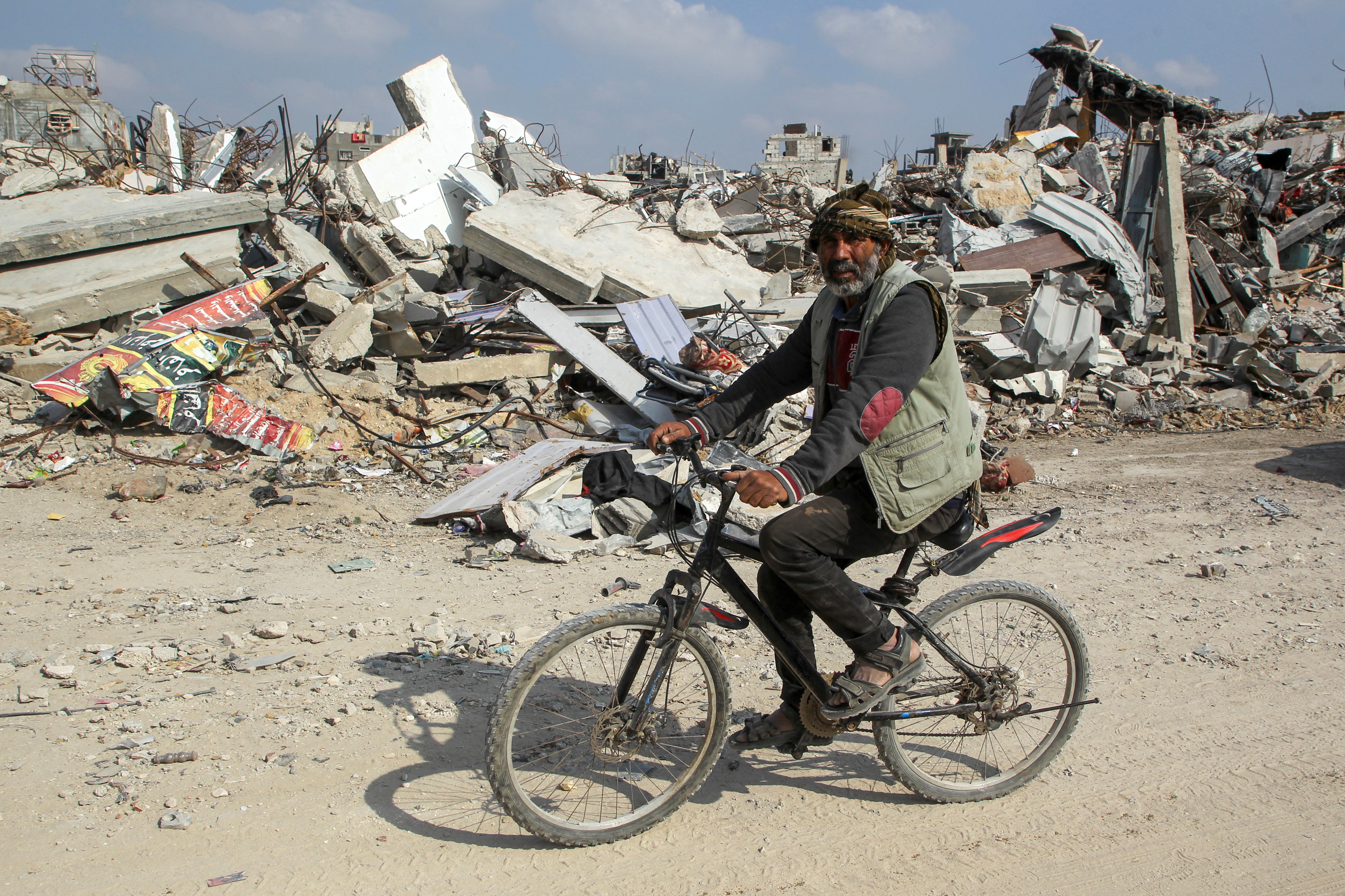 Israeli bombardment leaves Gaza neighborhoods in rubble-strewn wastelands