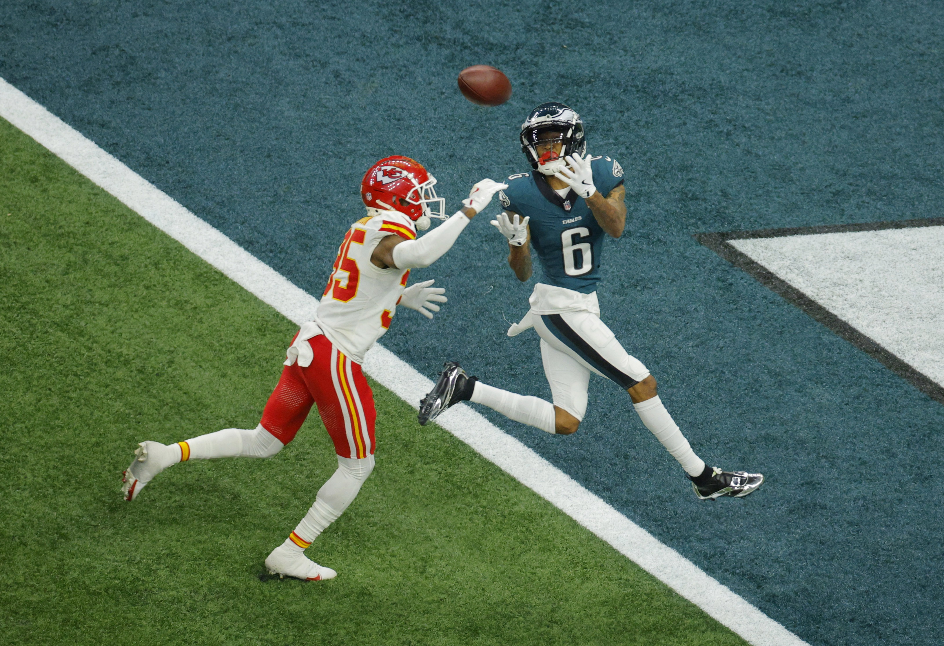 Football - NFL - Super Bowl LIX - Philadelphia Eagles v Kansas City Chiefs - Caesars Superdome, New Orleans, Louisiana, United States - February 9, 2025 Philadelphia Eagles' DeVonta Smith scores a touchdown REUTERS/Brian Snyder