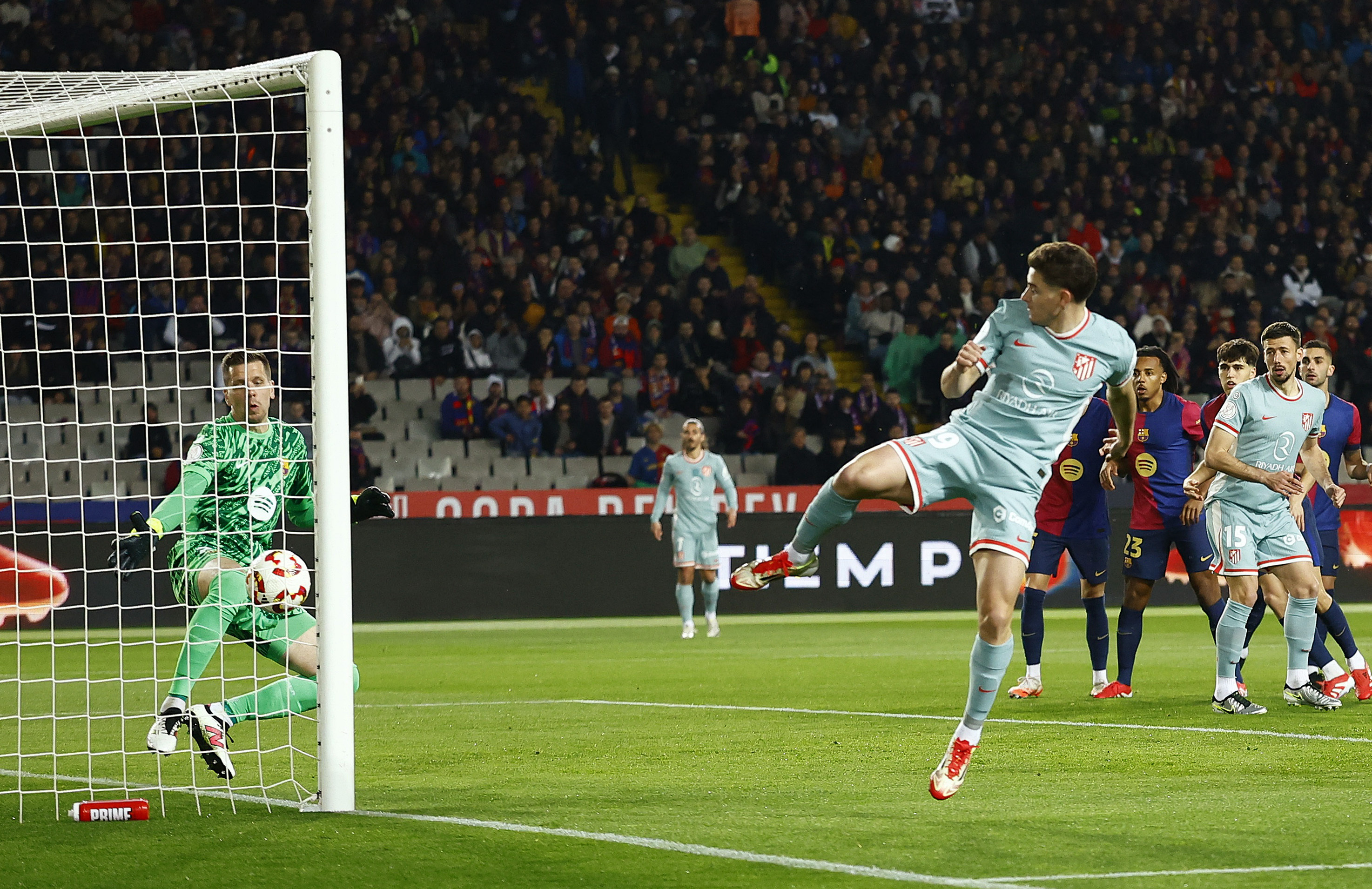 Soccer Football - Copa del Rey - Semi Final - First Leg - FC Barcelona v Atletico Madrid - Estadi Olimpic Lluis Companys, Barcelona, Spain - February 25, 2025 Atletico Madrid's Julian Alvarez scores their first goal REUTERS/Albert Gea