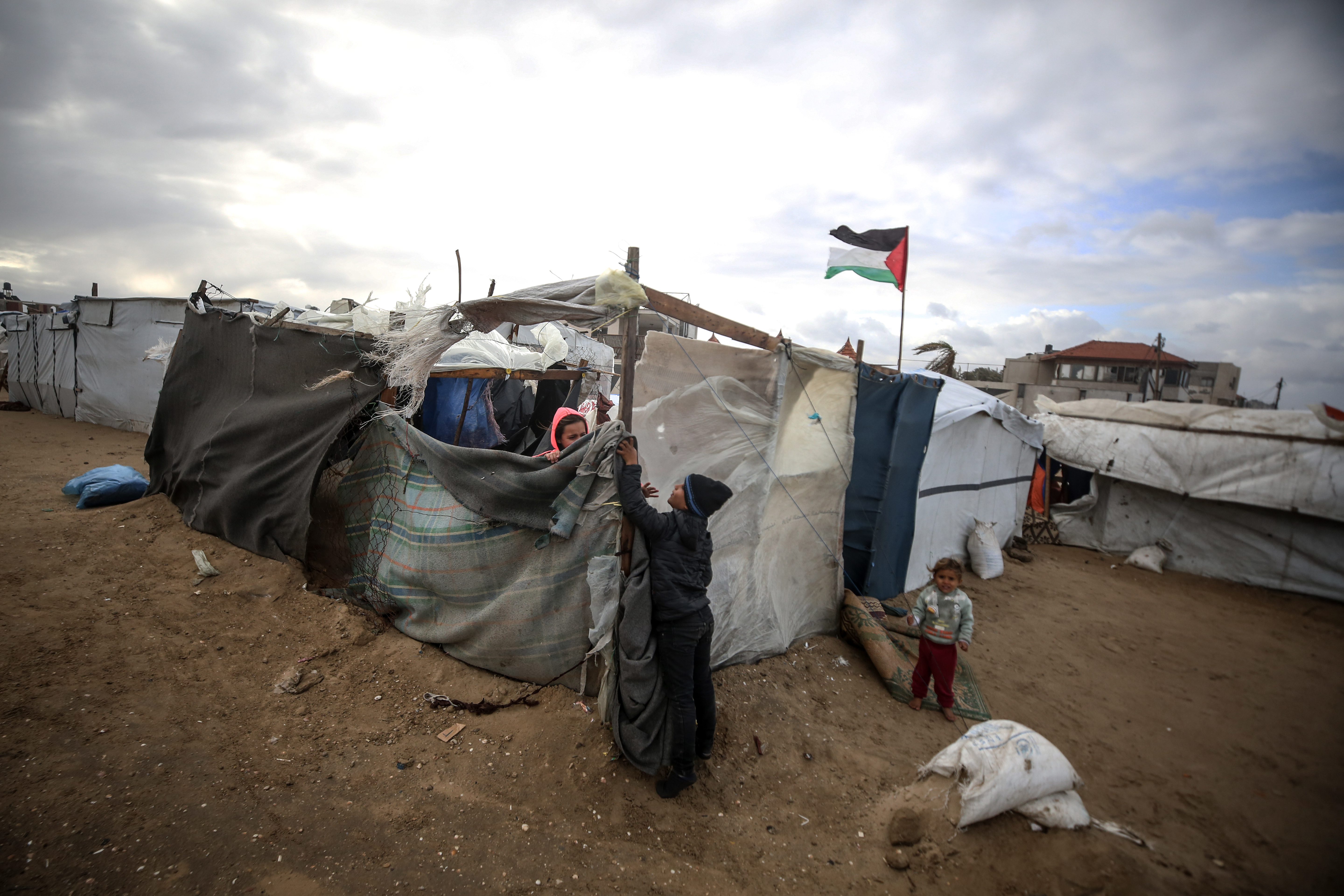 Cold weather conditions negatively affect Palestinians staying in tents