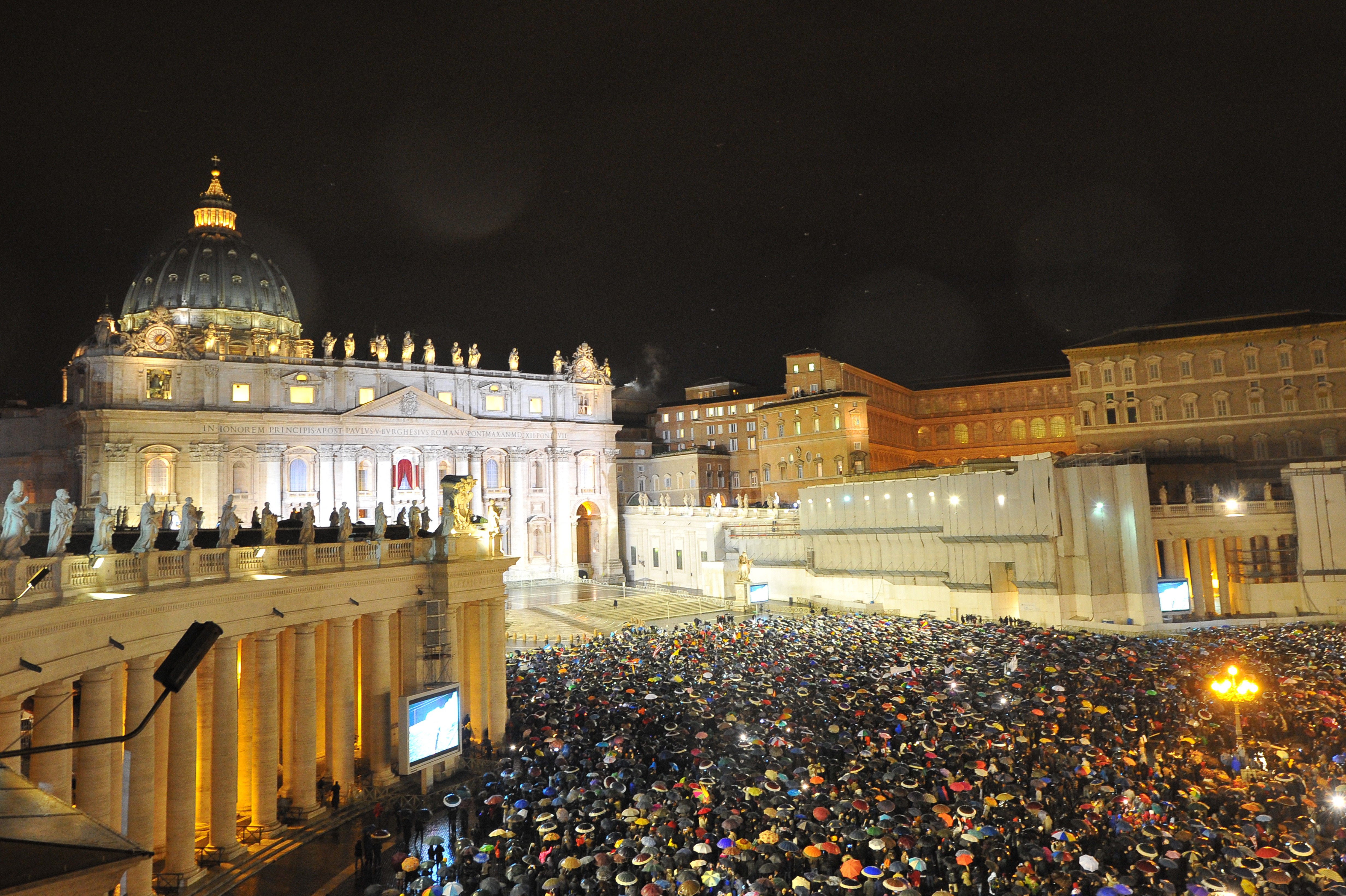 A general view shows St Peter's square when white smoke rises from the chimney on the roof of the Sistine Chapel (C background) meaning that cardinals elected a new pope during the conclave on March 13, 2013 at the Vatican. AFP PHOTO / TIZIANA FABI (Photo by TIZIANA FABI / AFP)