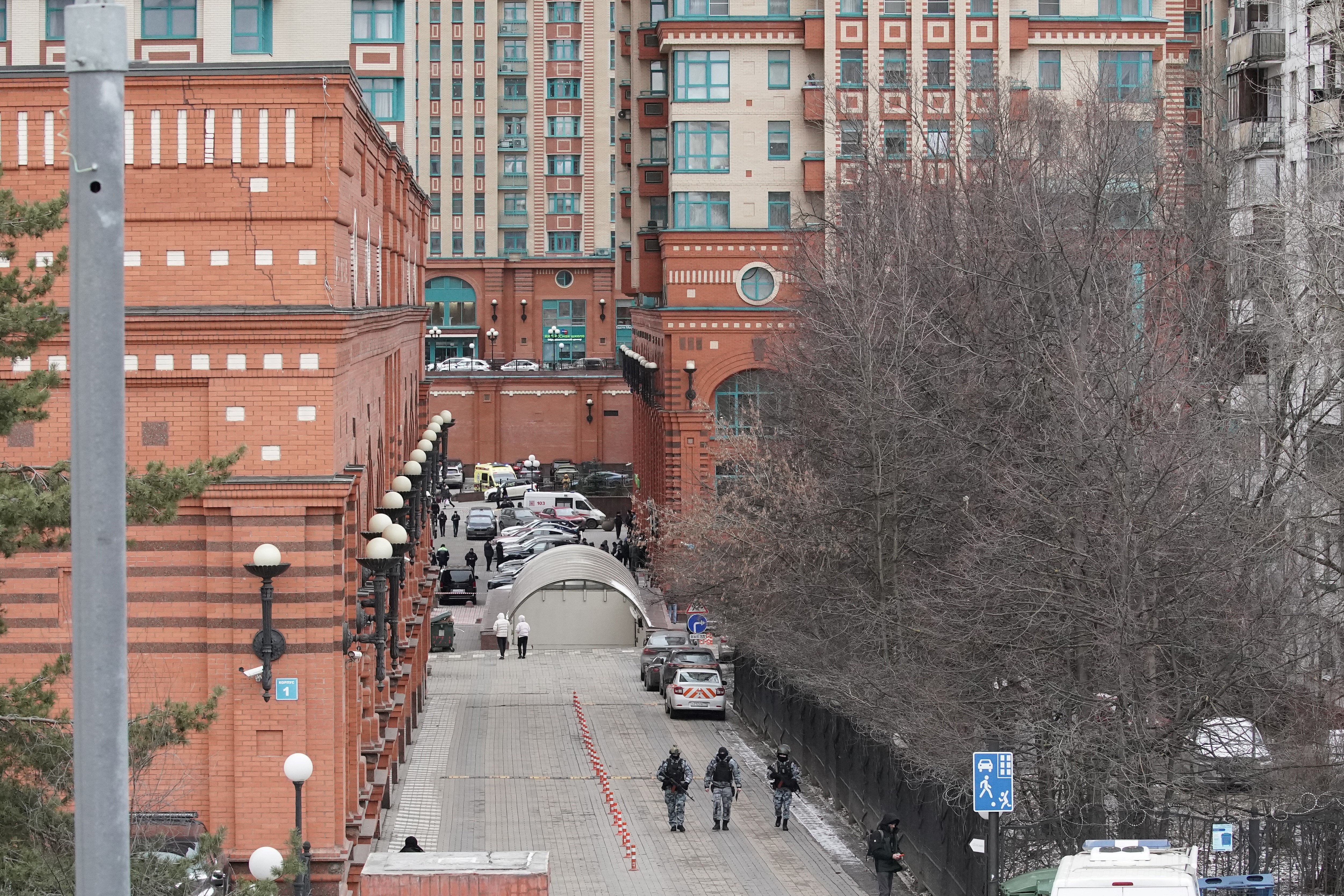 Russian law enforcement officers arrive in the courtyard of a residential building following a blast in Moscow on February 3, 2025. An explosion in a Moscow luxury residential complex on February 3, 2025 killed one person and wounded four others, including a Ukrainian separatist fighting Kyiv, Russian news agencies reported. (Photo by TATYANA MAKEYEVA / AFP)