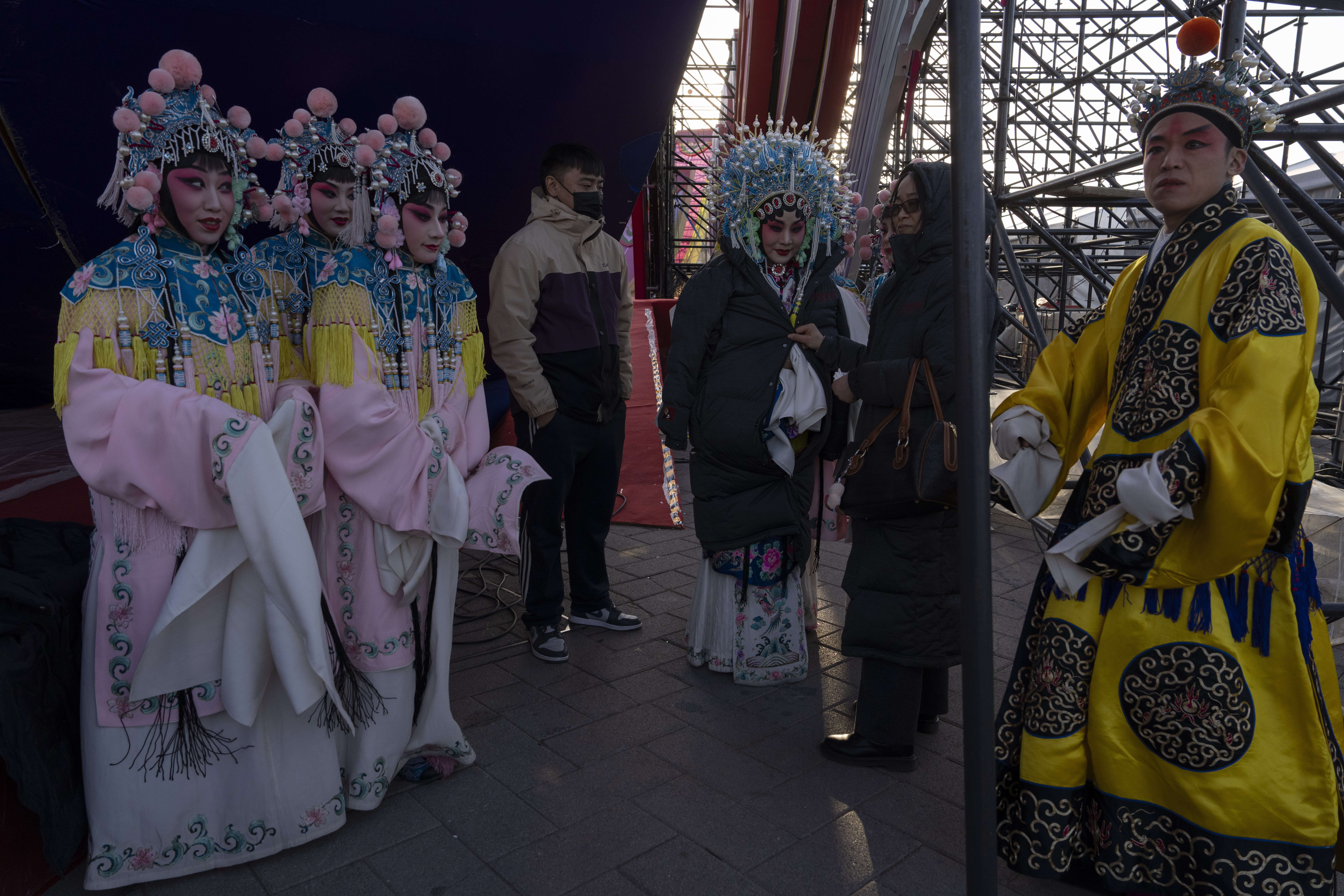 Thousands in Taiwan and China celebrate the Lantern Festival
