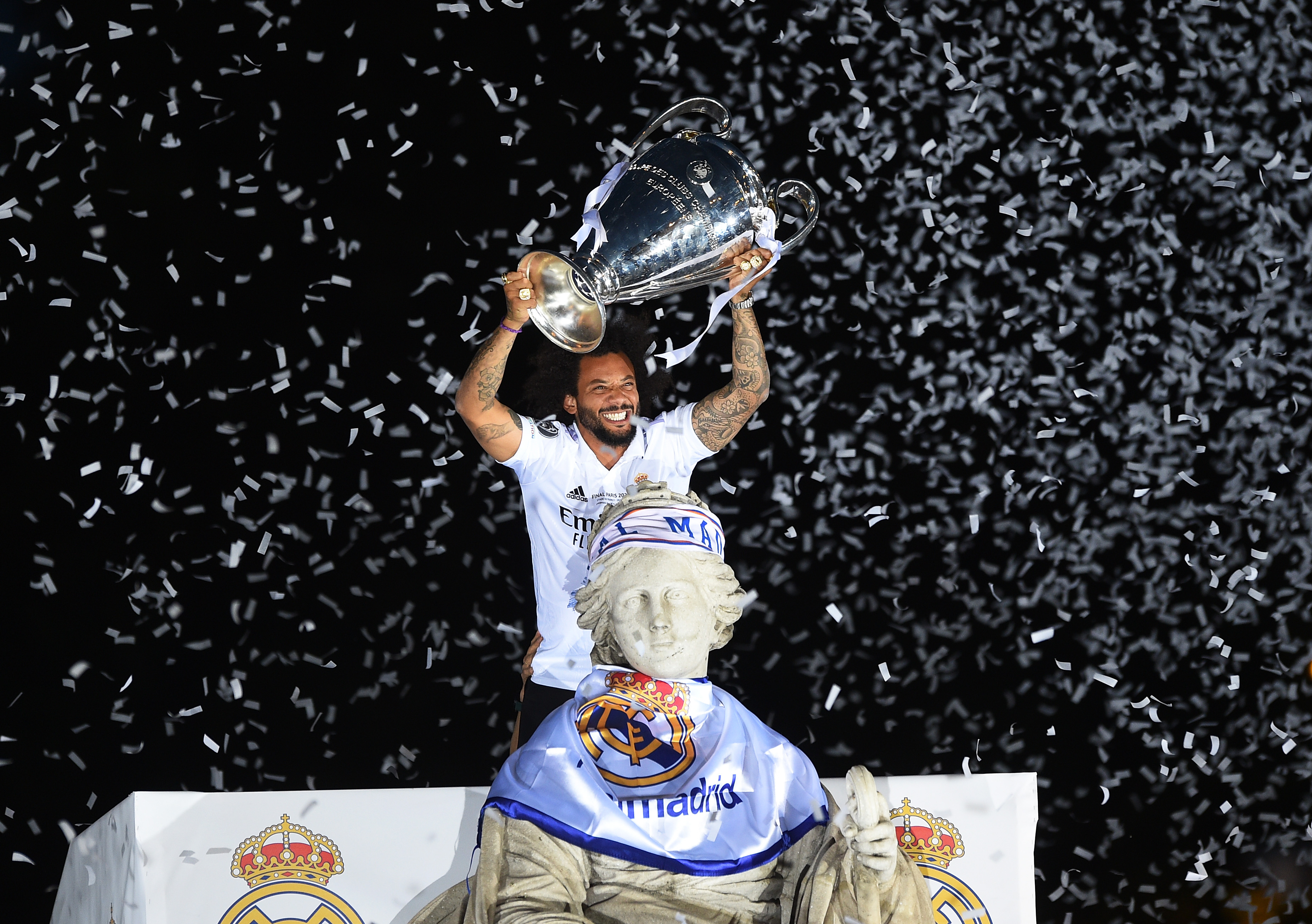 Marcelo holds trophy.