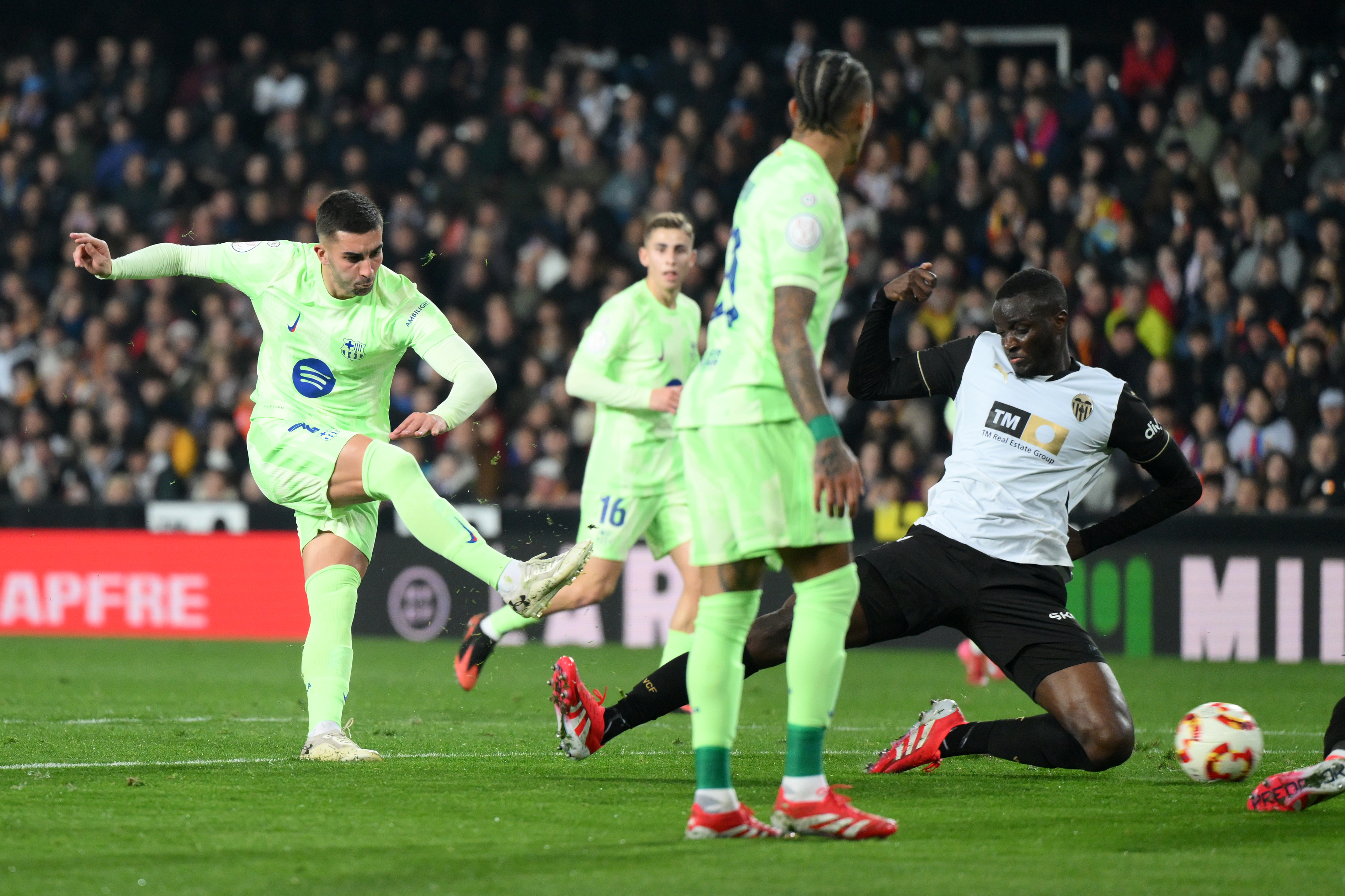 VALENCIA, SPAIN - FEBRUARY 06: Ferran Torres of FC Barcelona scores his team's fourth goal to complete his hat-trick during the Copa del Rey quarter-final match between Valencia CF and FC Barcelona at the Estadio Mestalla on February 06, 2025 in Valencia, Spain. (Photo by David Ramos/Getty Images)