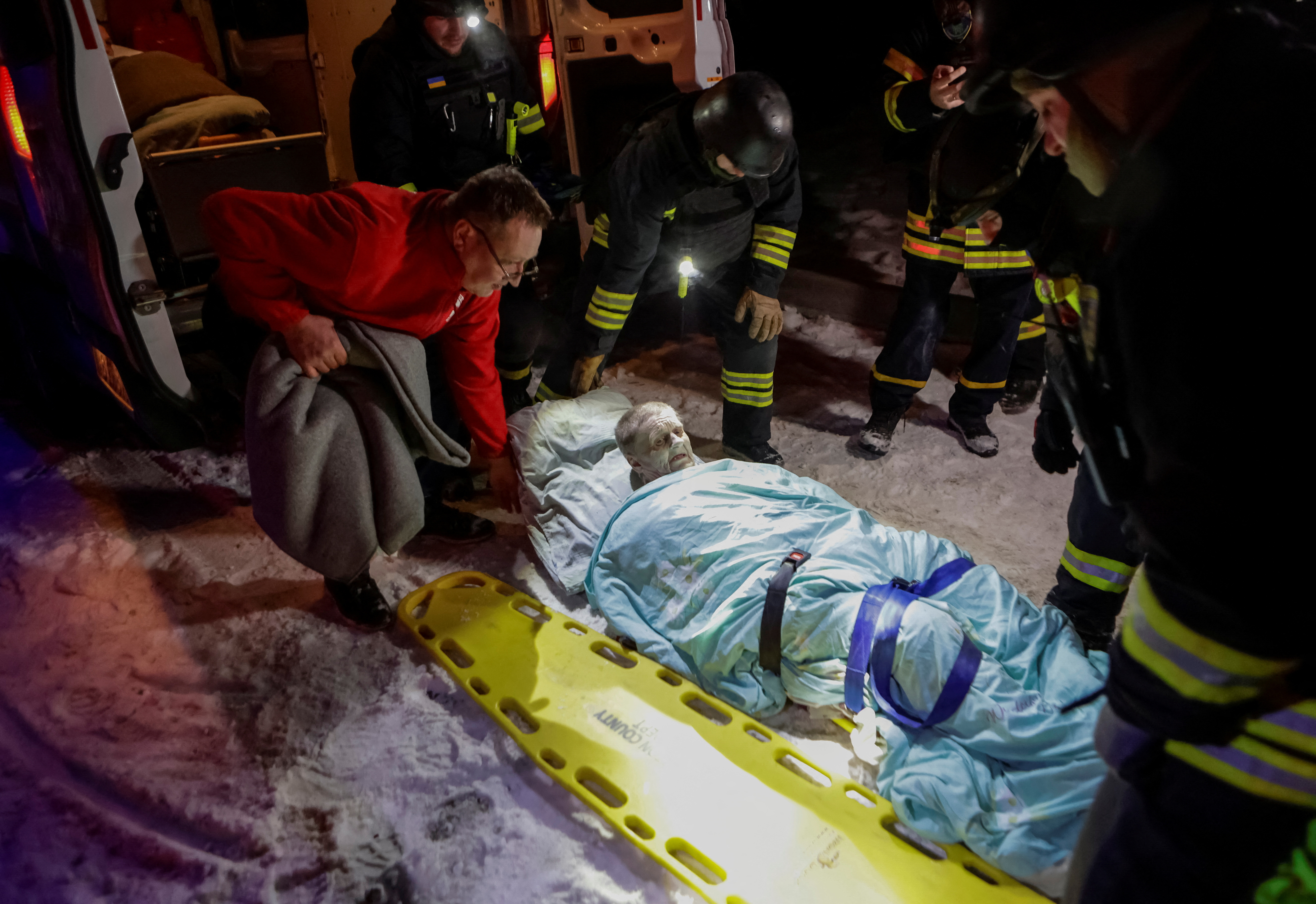 Rescuers and medical workers evacuate a person from a hospital hit by a Russian drone strike, amid Russia's attack on Ukraine, in Kharkiv, Ukraine March 1, 2025. REUTERS/Sofiia Gatilova
