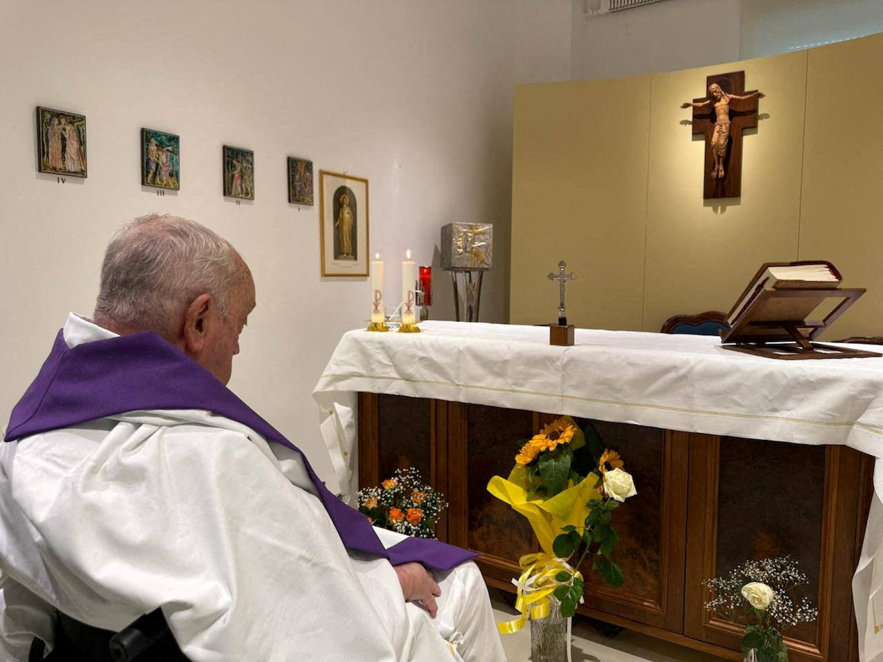 Pope Francis concelebrates Holy Mass in the chapel of the apartment on the tenth floor of the Gemelli hospital, where he continues his treatment, in Rome, Italy March 16, 2025. Holy See Press Office/via REUTERS ATTENTION EDITORS - THIS IMAGE WAS PROVIDED BY A THIRD PARTY. TPX IMAGES OF THE DAY