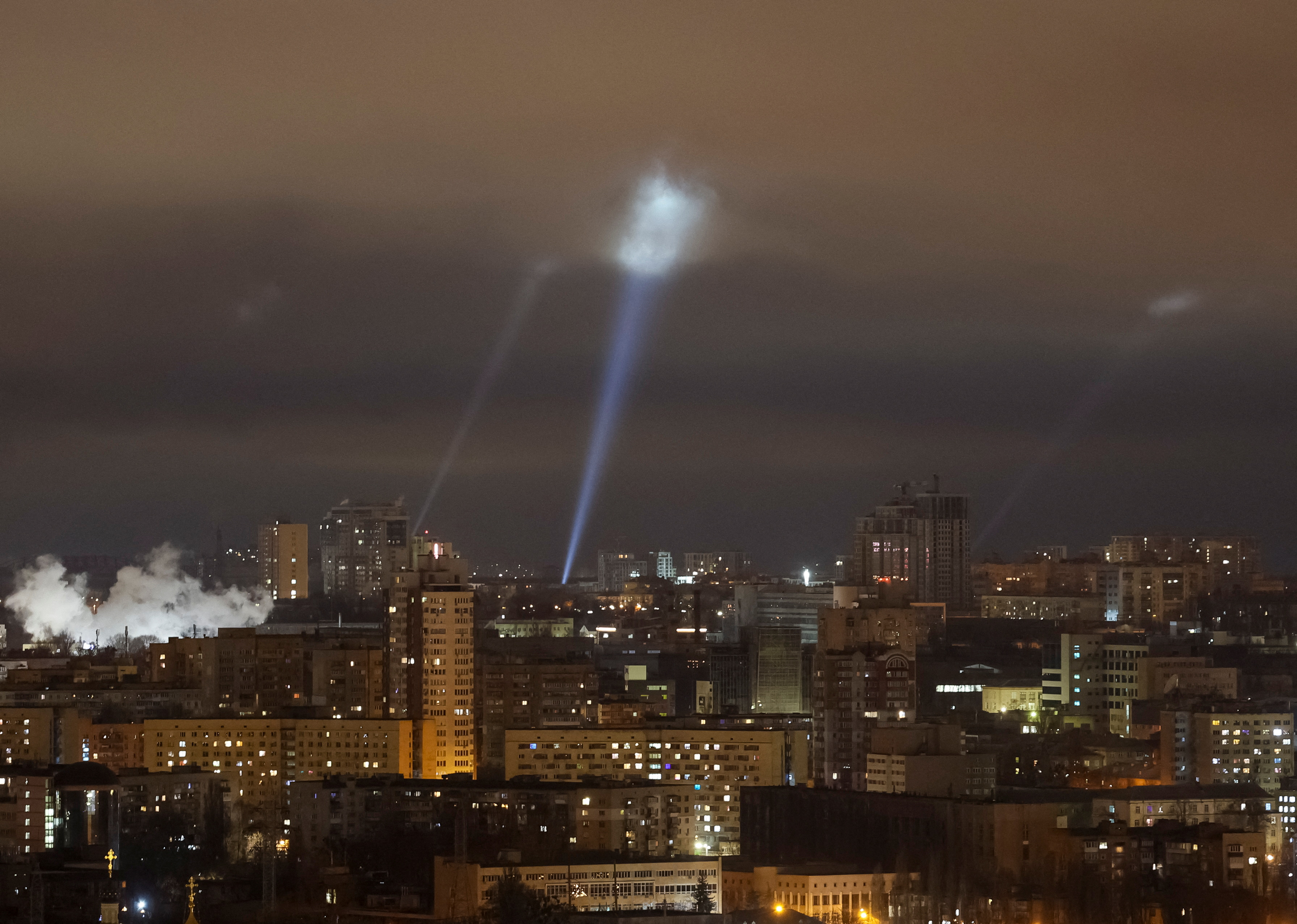 Ukrainian service personnel use searchlights as they search for drones in the sky over the city during a Russian drone strike, amid Russia's attack on Ukraine, in Kyiv [File: Gleb Garanich/Reuters]